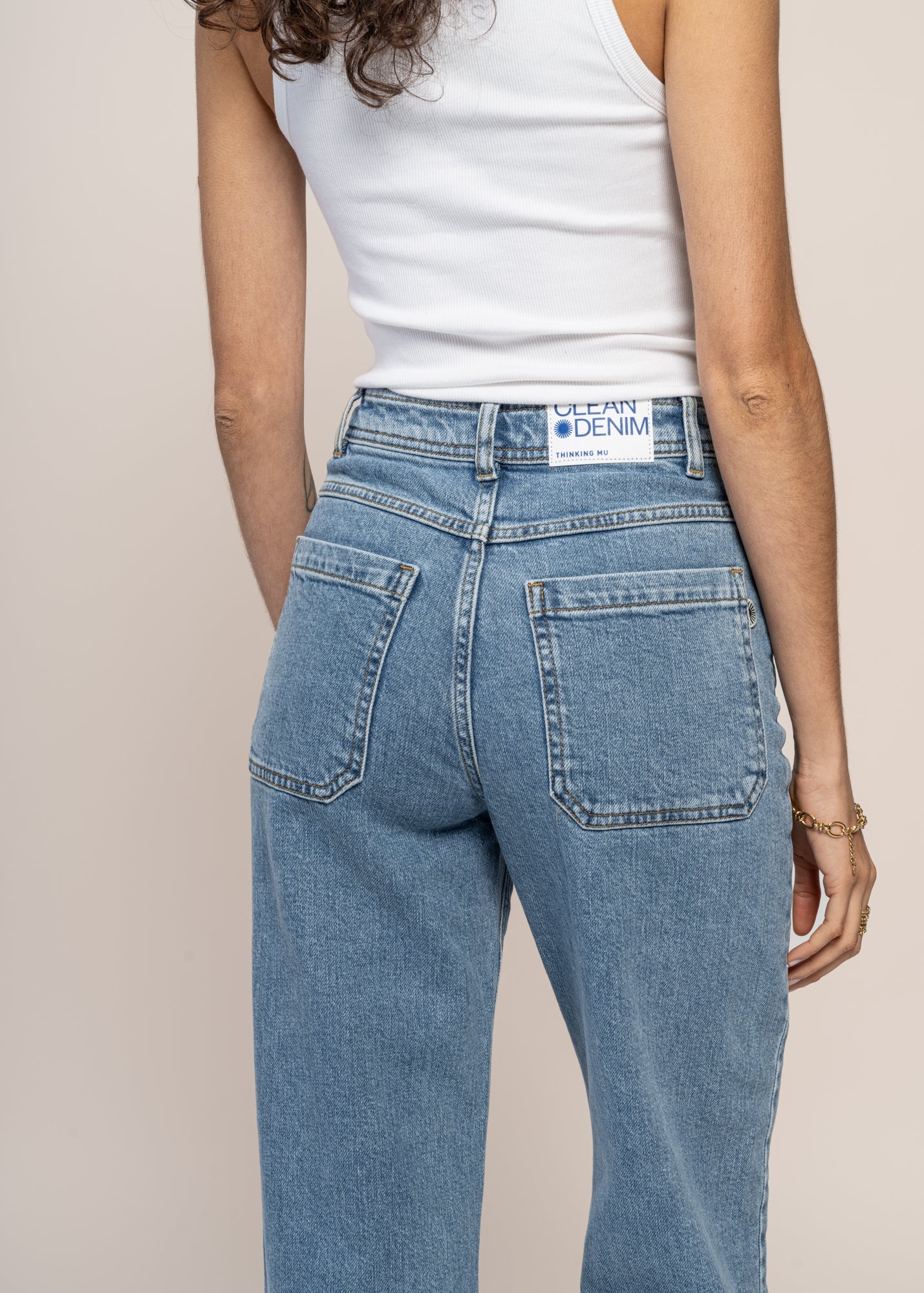 Jean large en coton bio et recyclé | bleu clair "light clean denim theresa pants heavy wash"