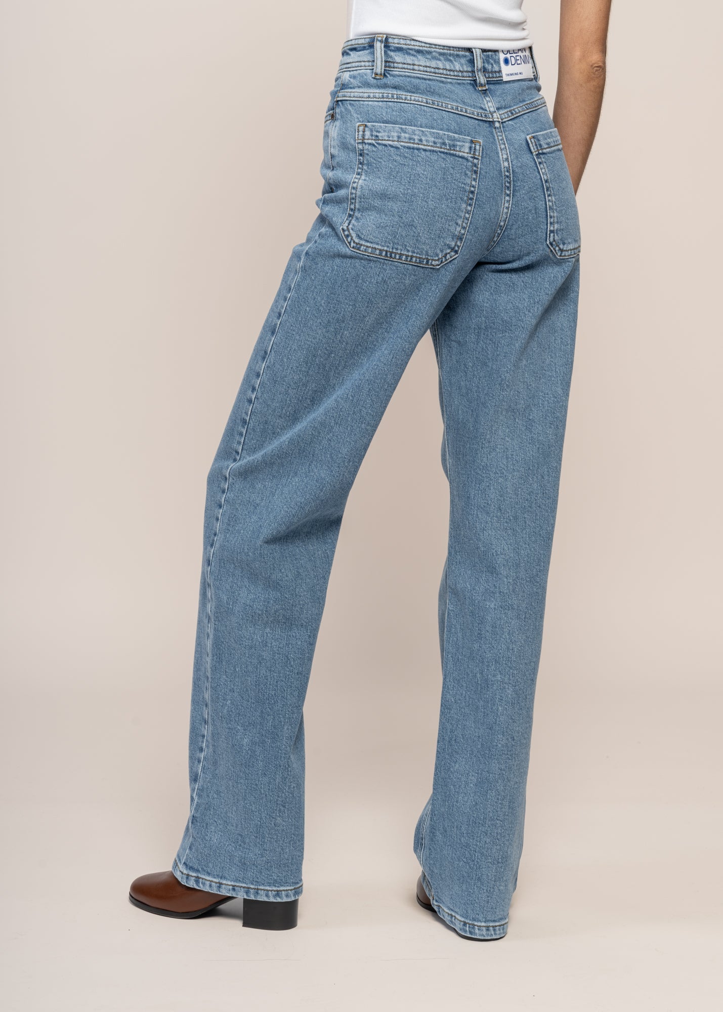 Jean large en coton bio et recyclé | bleu clair "light clean denim theresa pants heavy wash"