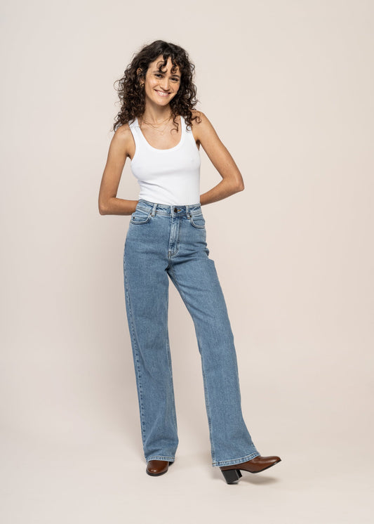 Jean large en coton bio et recyclé | bleu clair "light clean denim theresa pants heavy wash"
