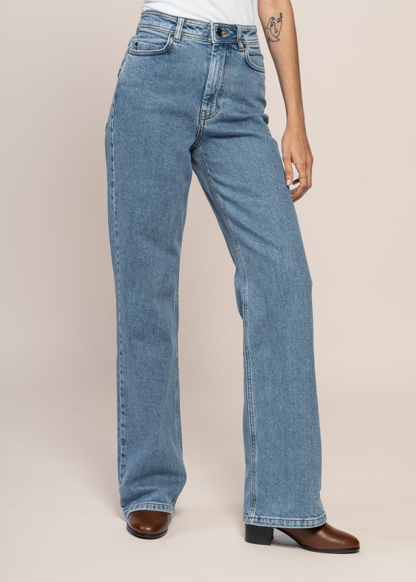 Jean large en coton bio et recyclé | bleu clair "light clean denim theresa pants heavy wash"