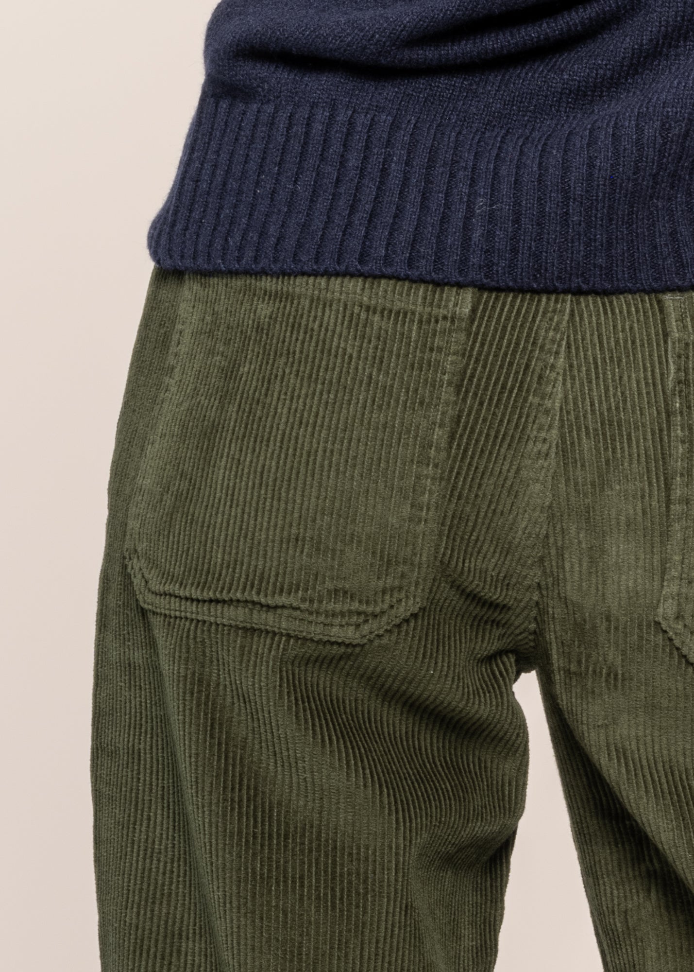 Pantalon droit velours en coton bio | vert foncé "bottle green corduroy nele pants"