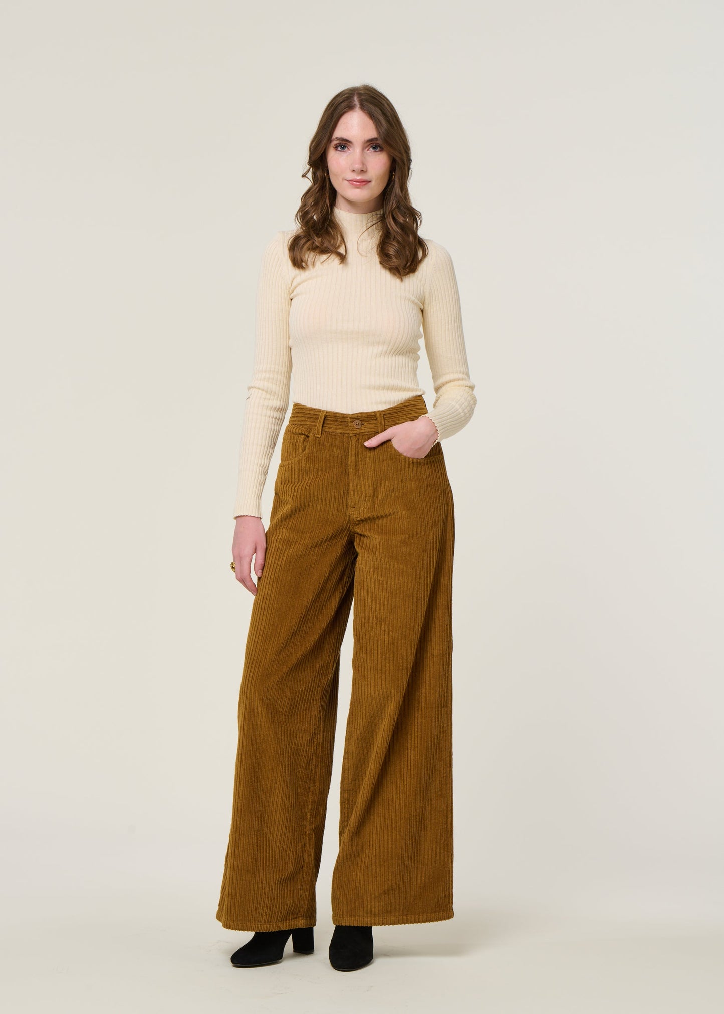 Pantalon large velours en coton bio | camel "light oak corduroy hedda pants - brown"