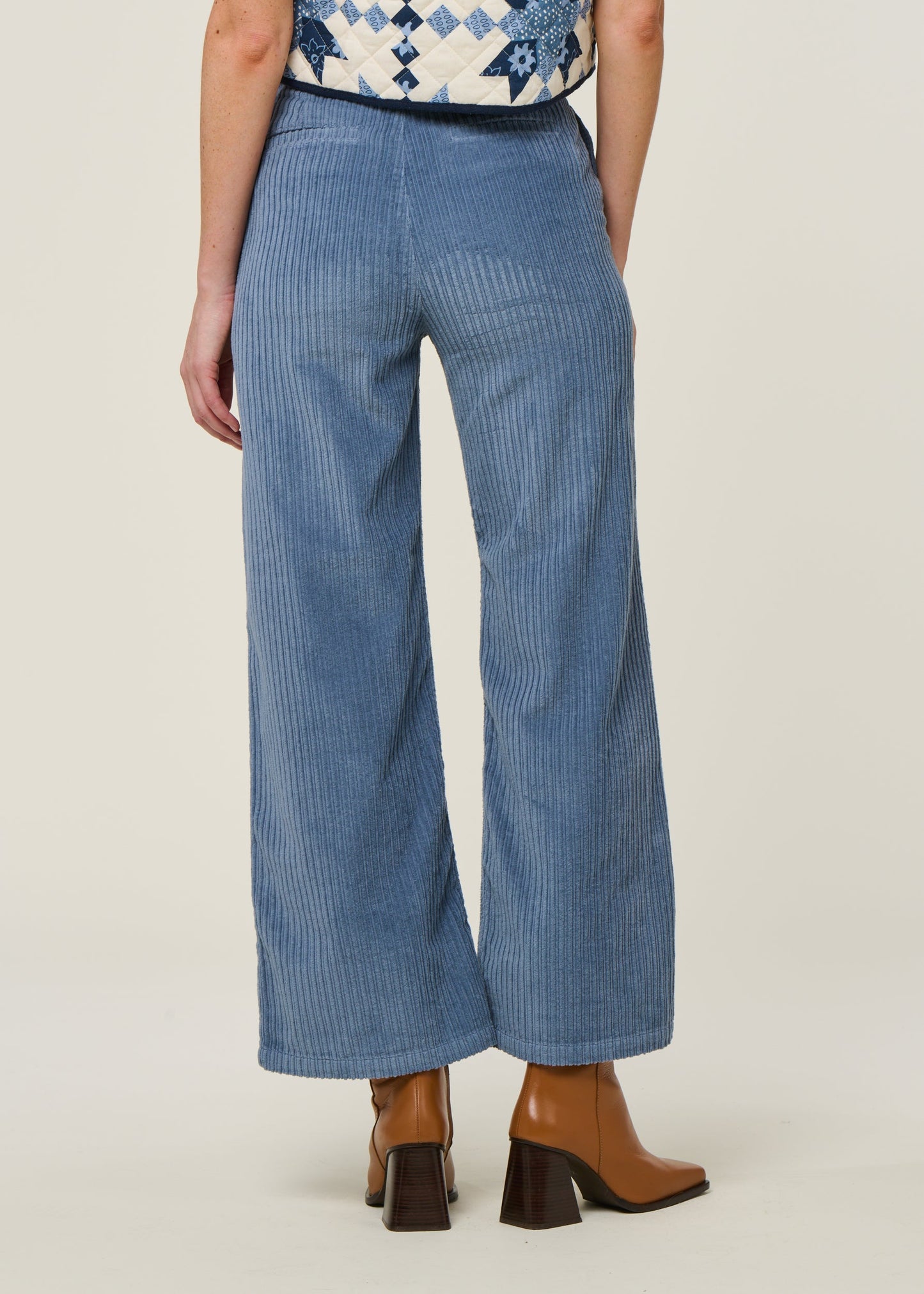 Pantalon évasé velours en coton bio | bleu "fuzz corduroy karina pants - blue"