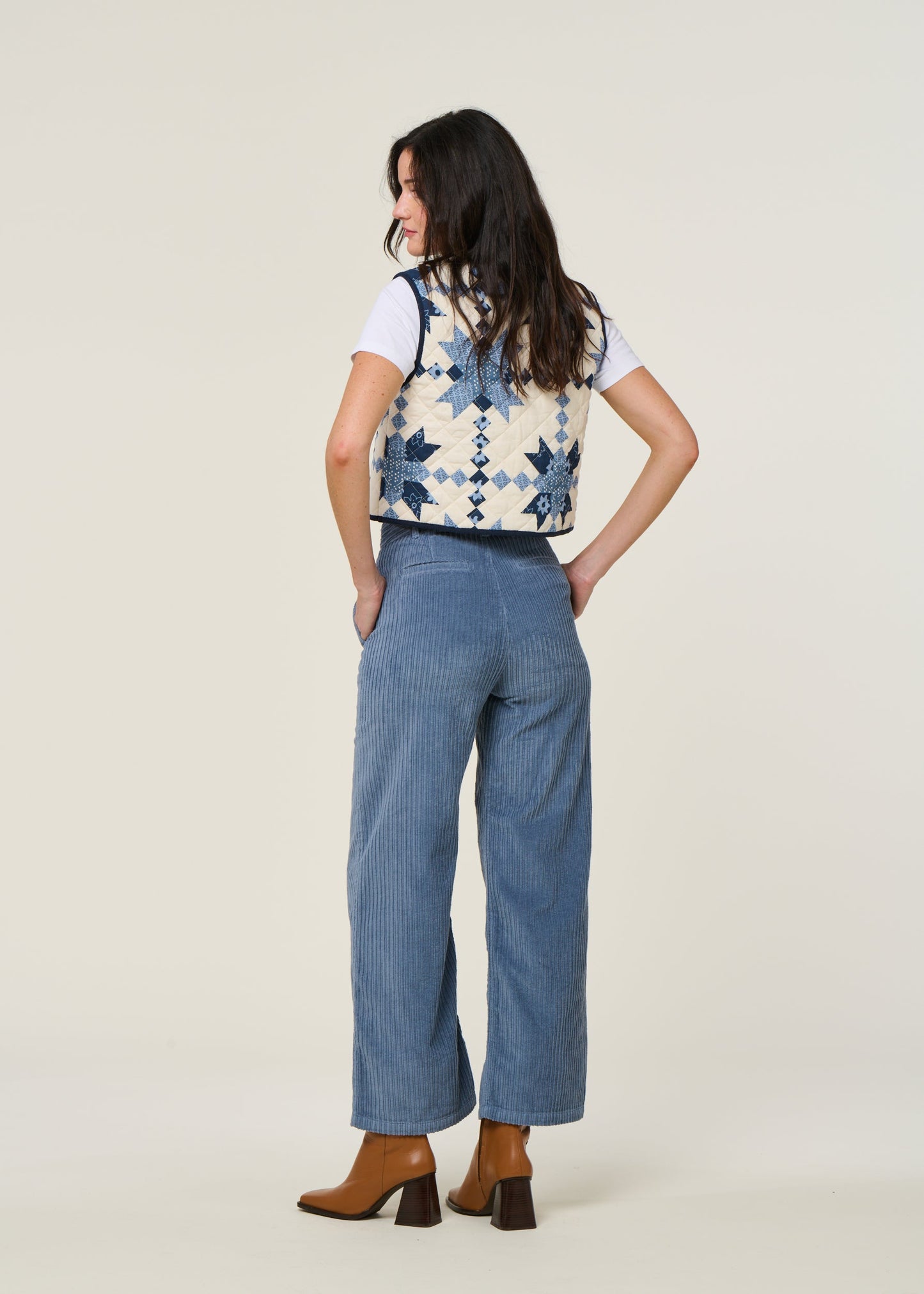 Pantalon évasé velours en coton bio | bleu "fuzz corduroy karina pants - blue"