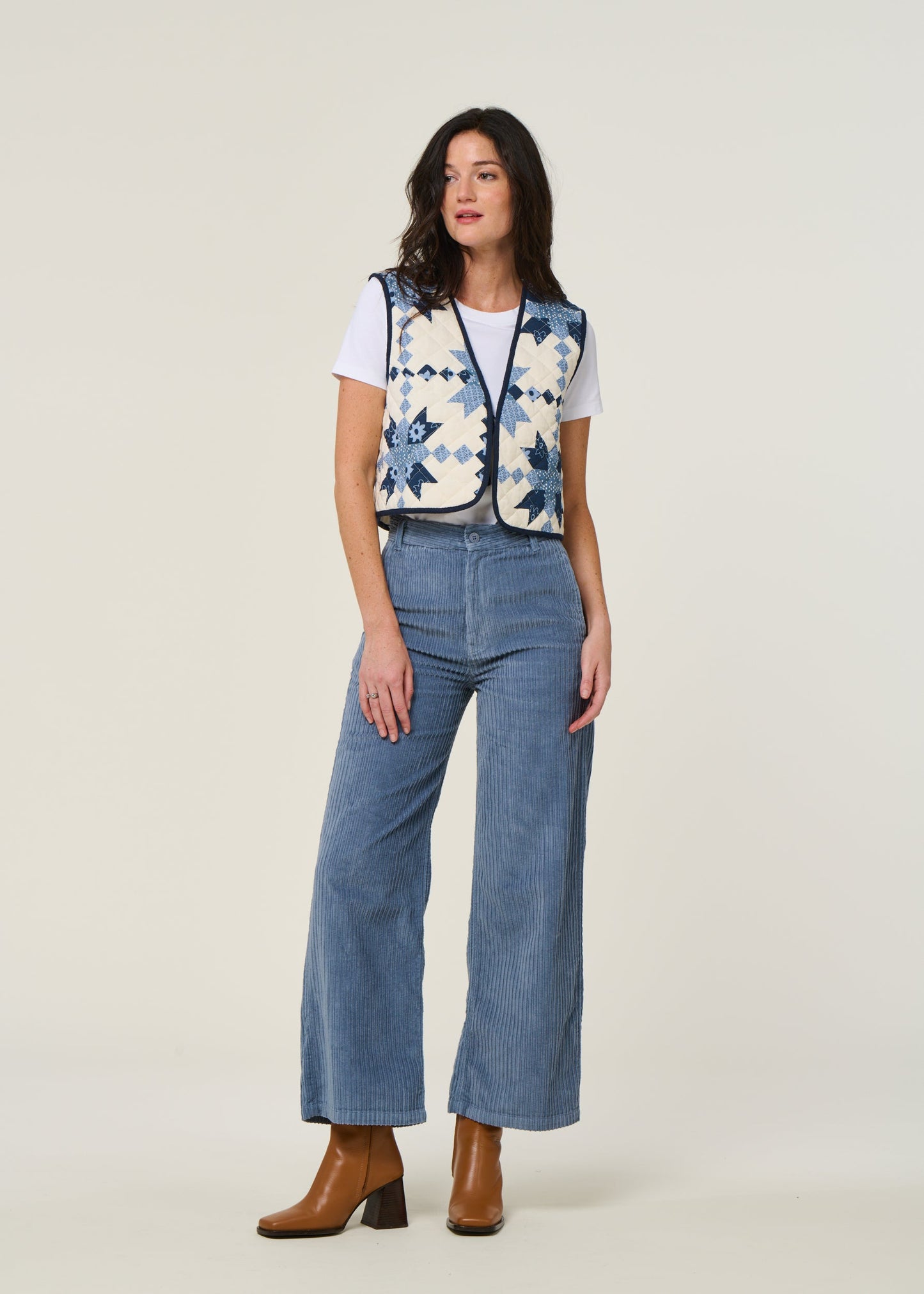 Pantalon évasé velours en coton bio | bleu "fuzz corduroy karina pants - blue"