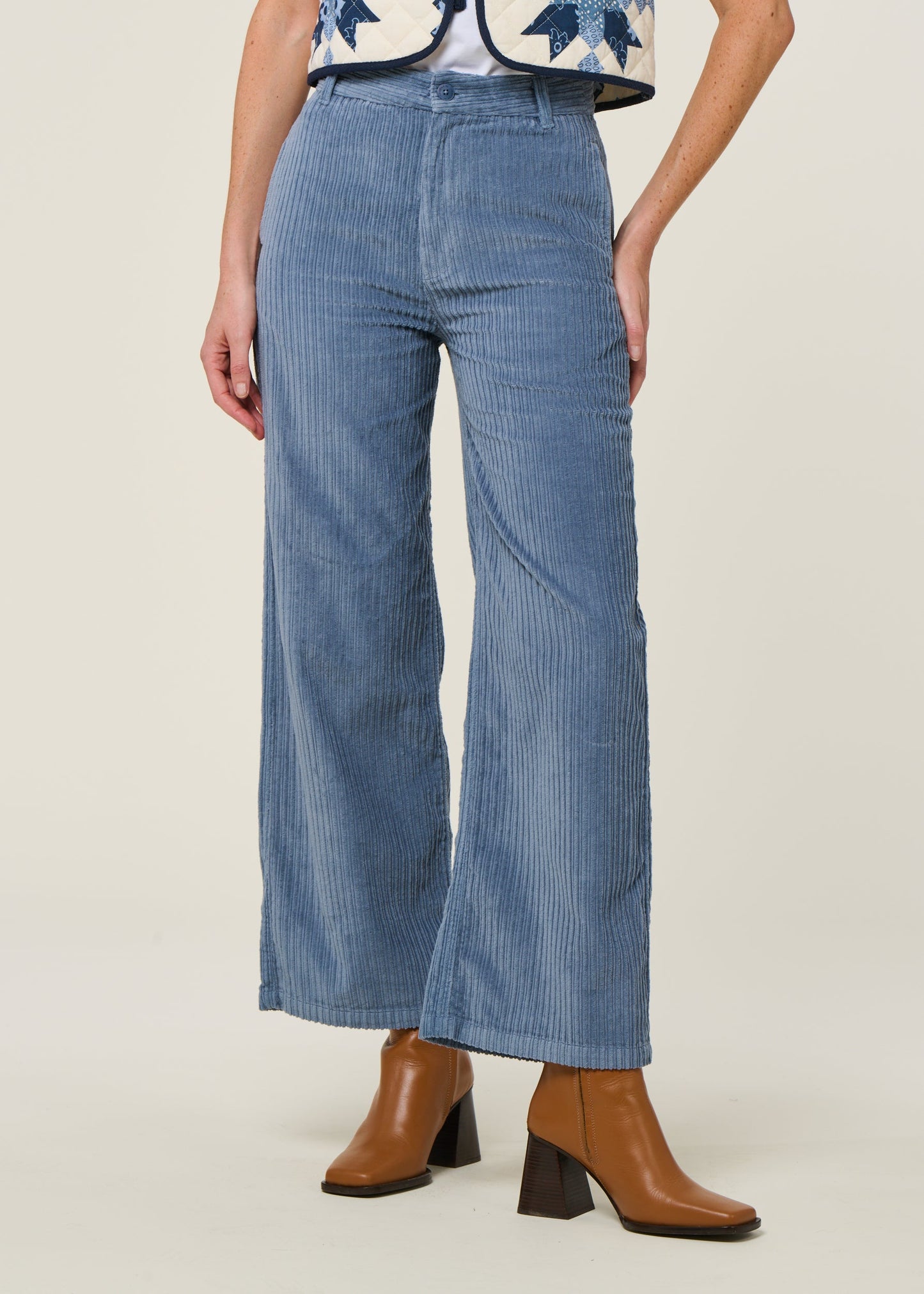 Pantalon évasé velours en coton bio | bleu "fuzz corduroy karina pants - blue"