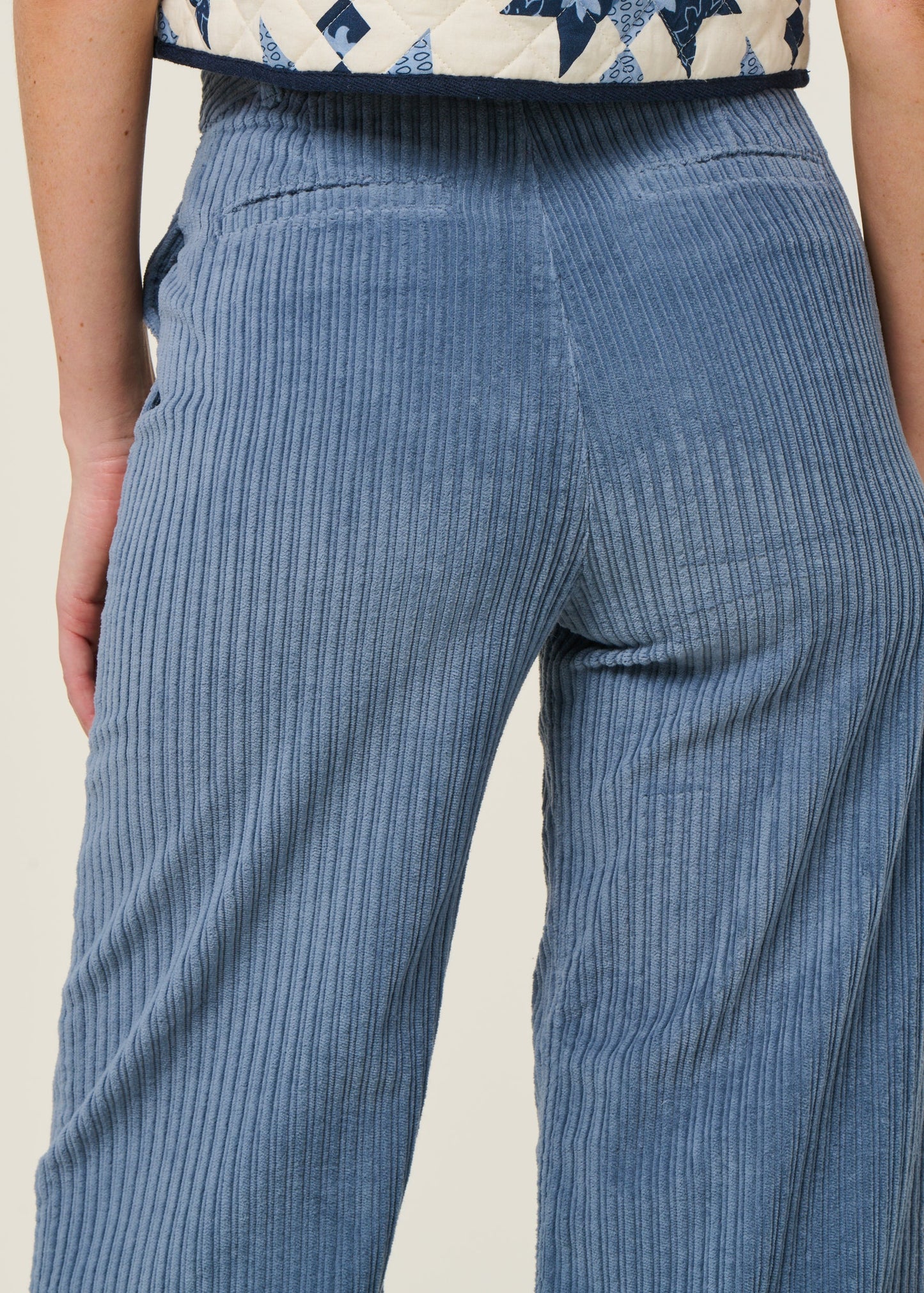 Pantalon évasé velours en coton bio | bleu "fuzz corduroy karina pants - blue"