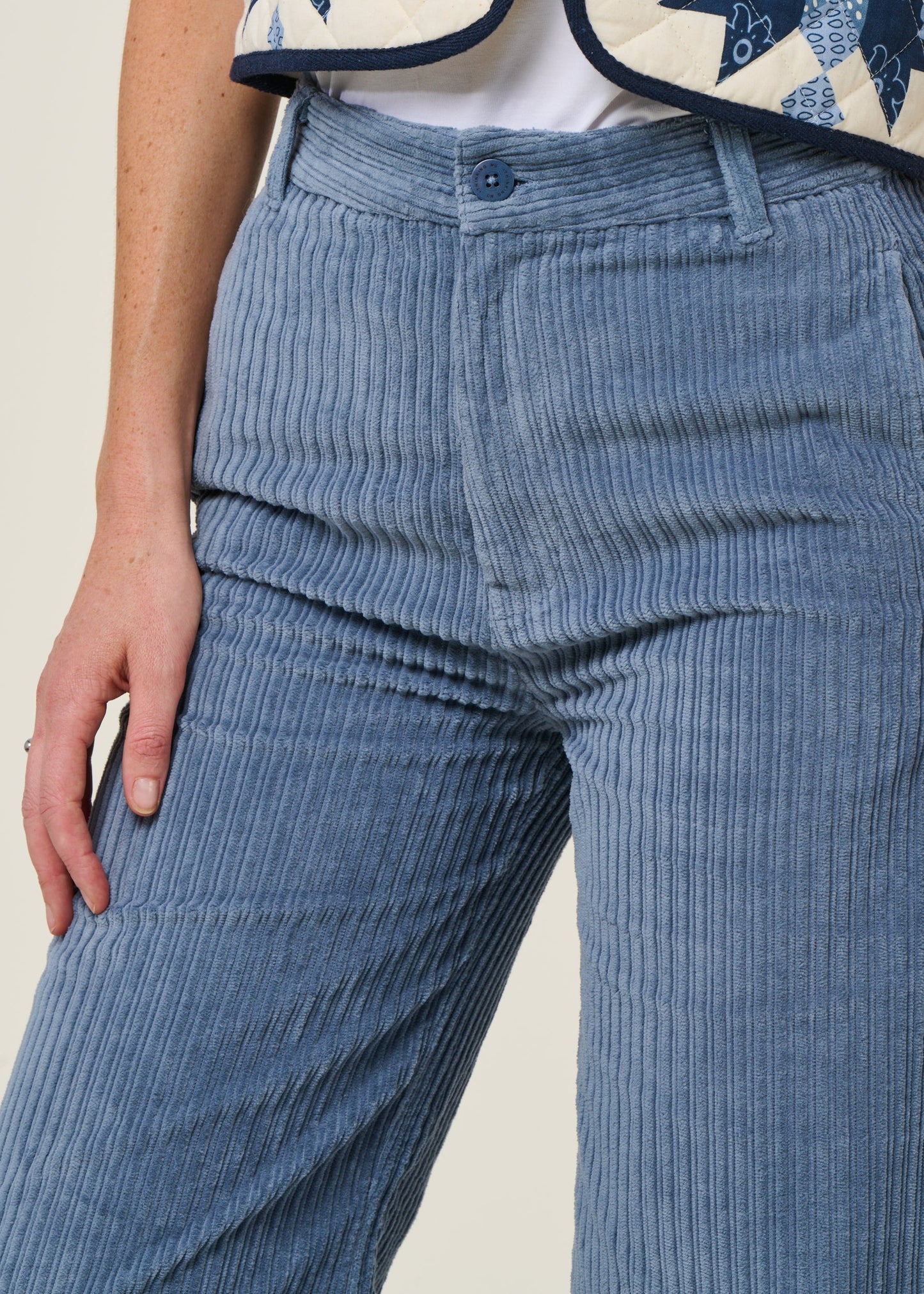 Pantalon évasé velours en coton bio | bleu "fuzz corduroy karina pants - blue"