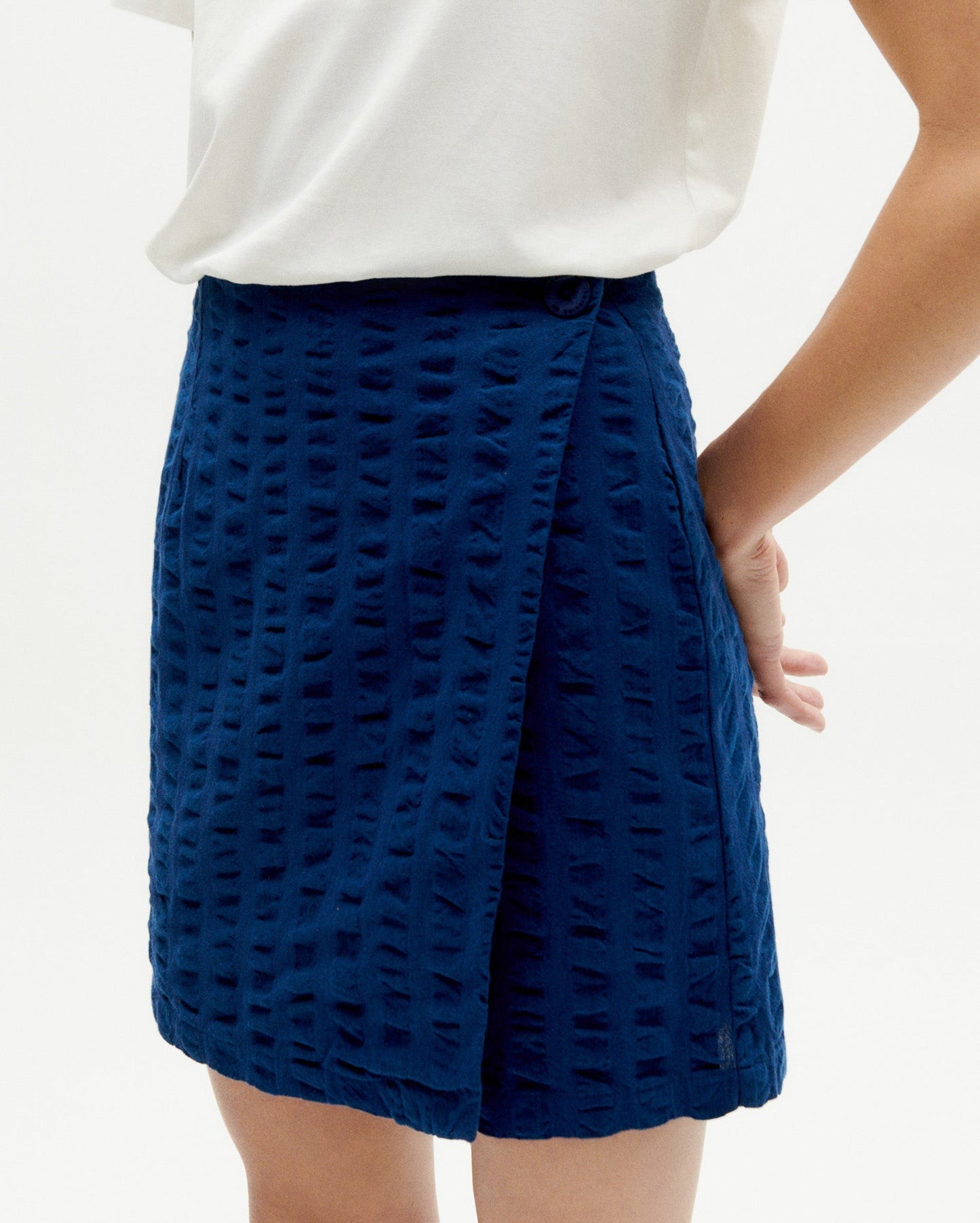 Jupe portefeuille en coton bio | bleu "navy big seersucker milena skirt"