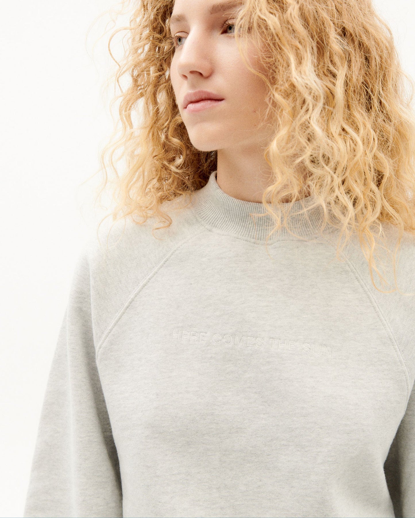 Sweat brodé en coton bio | gris "here comes the sun grey sweat"