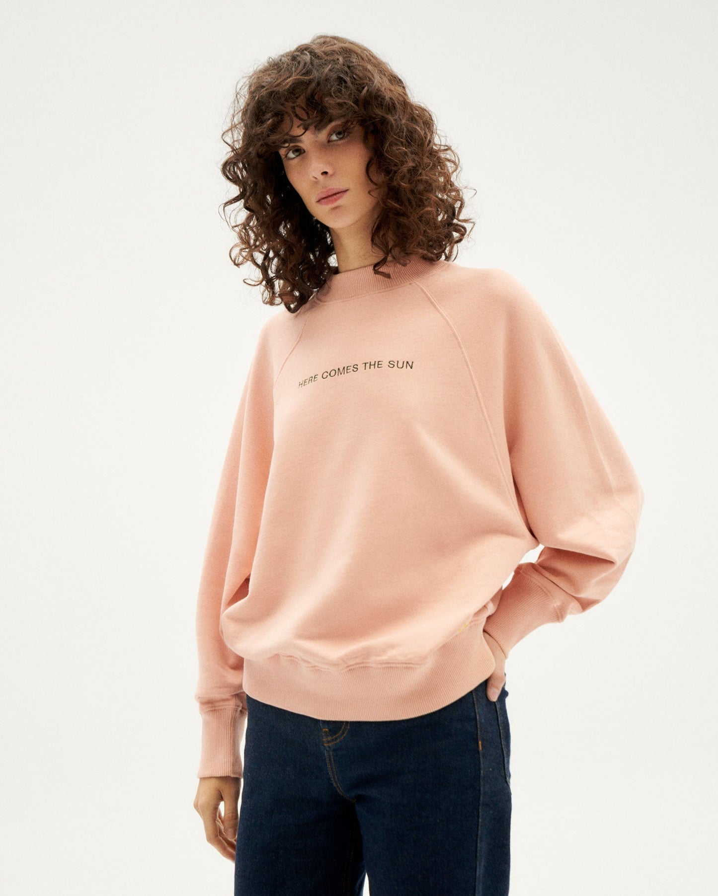 Sweat brodé en coton bio | Rose "here comes the sun coral fantine sweat"