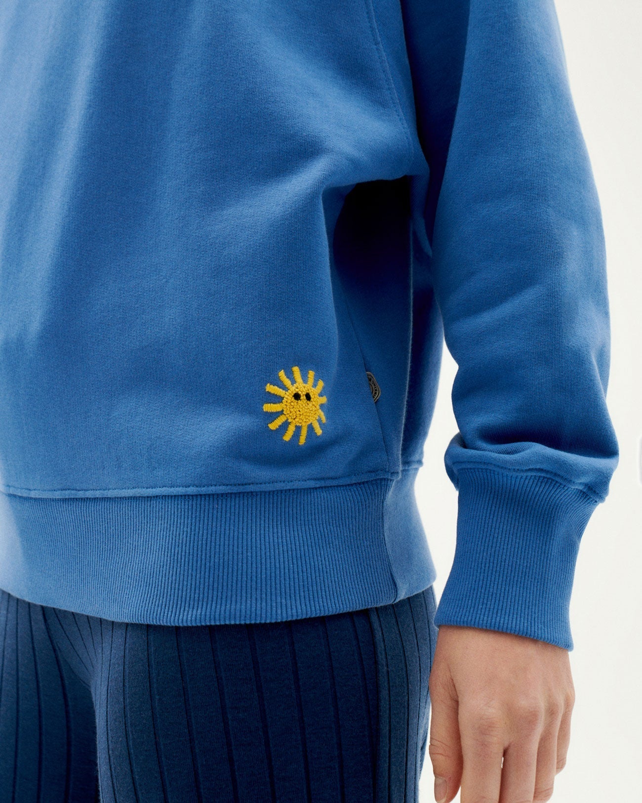 Sweat brodé en coton bio | Bleu "here comes the sun heritage blue fantine"