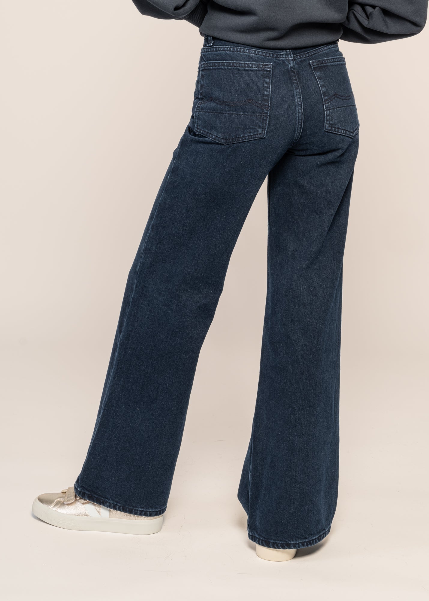 Jean évasé en coton recyclé | bleu "jane - holo blue black worn"