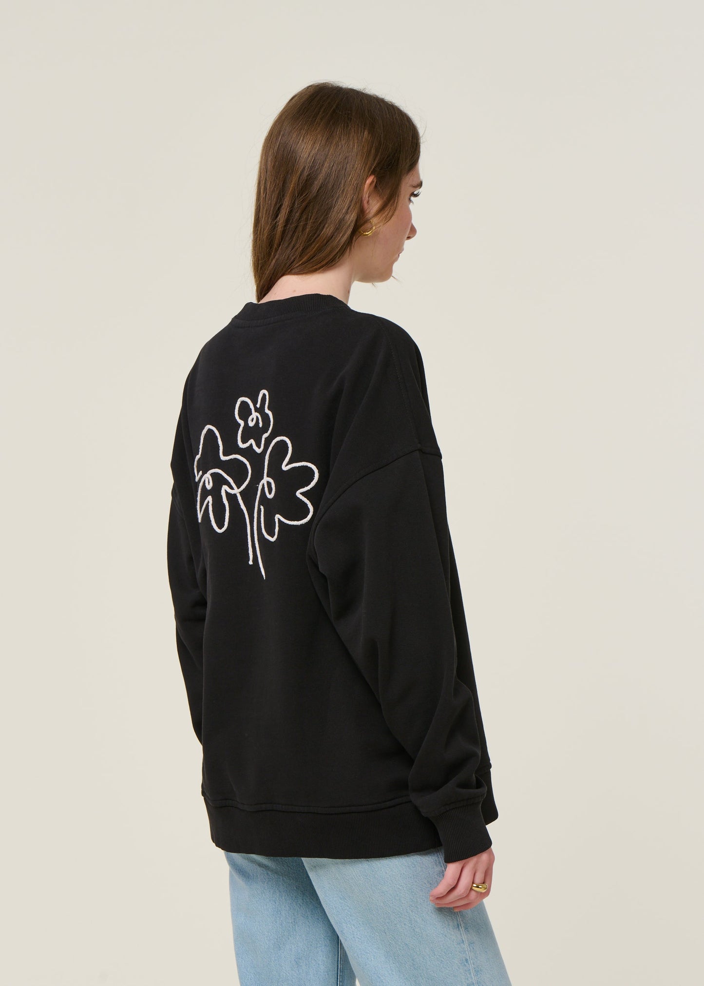 Sweatshirt oversize brodé en coton bio | noir "flower rope black jimena sweatshirt - black"