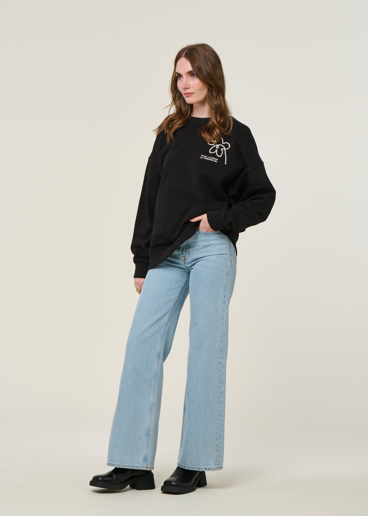 Sweatshirt oversize brodé en coton bio | noir "flower rope black jimena sweatshirt - black"