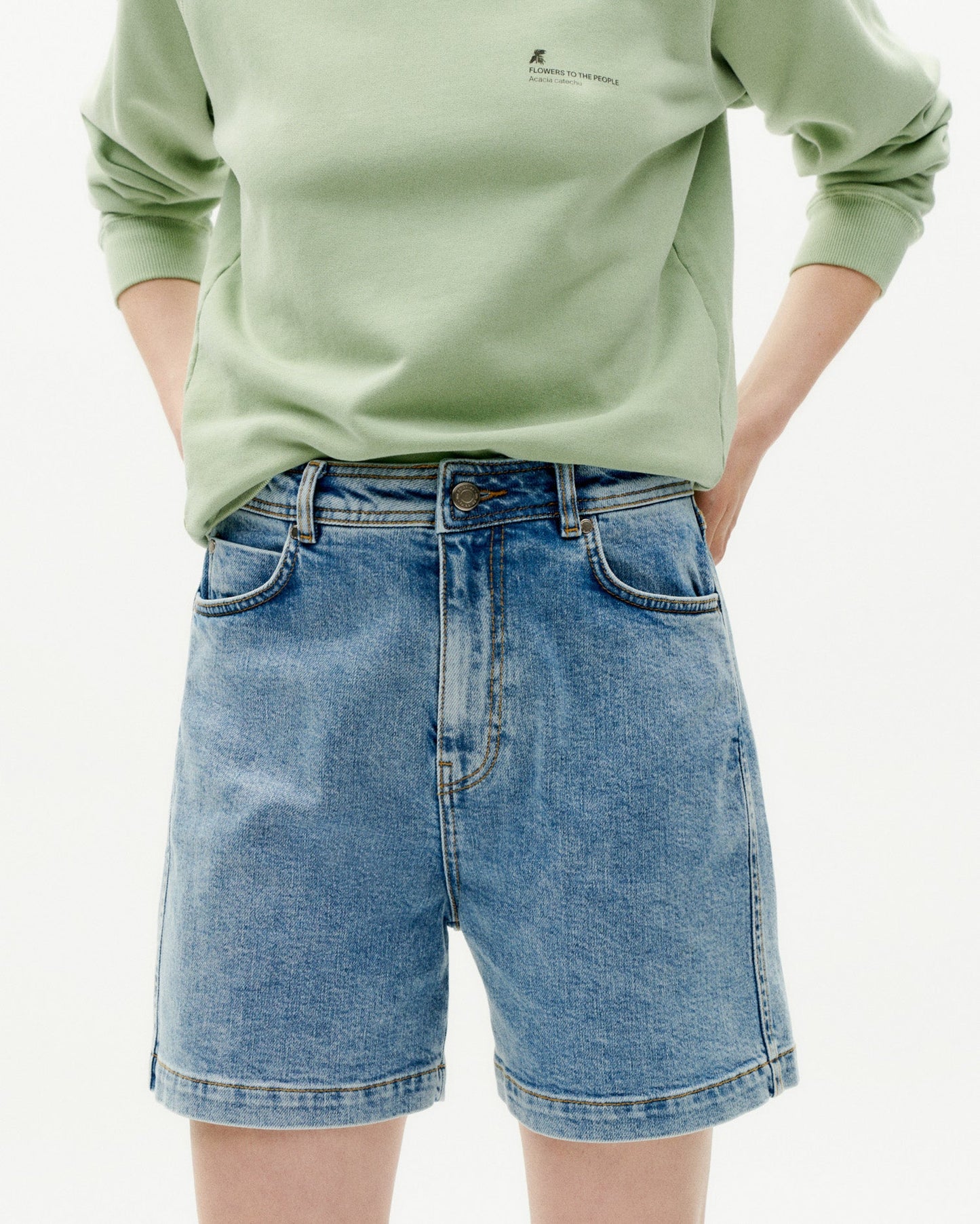 Short en coton bio et recyclé | Bleu délavé "light clean denim heavy wash luisa shorts"