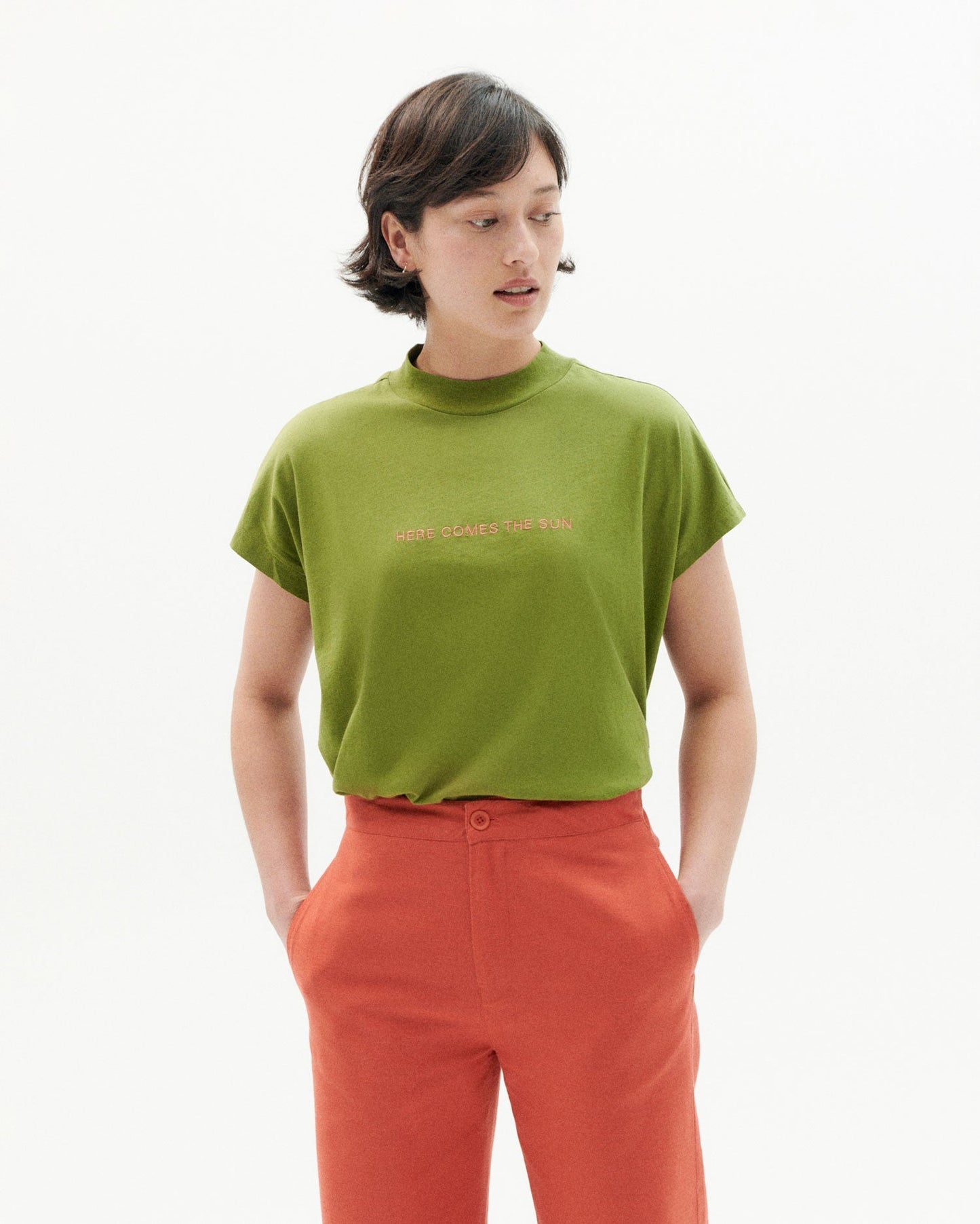 T-shirt brodé en coton bio | Vert "here comes the sun parrot t-shirt"