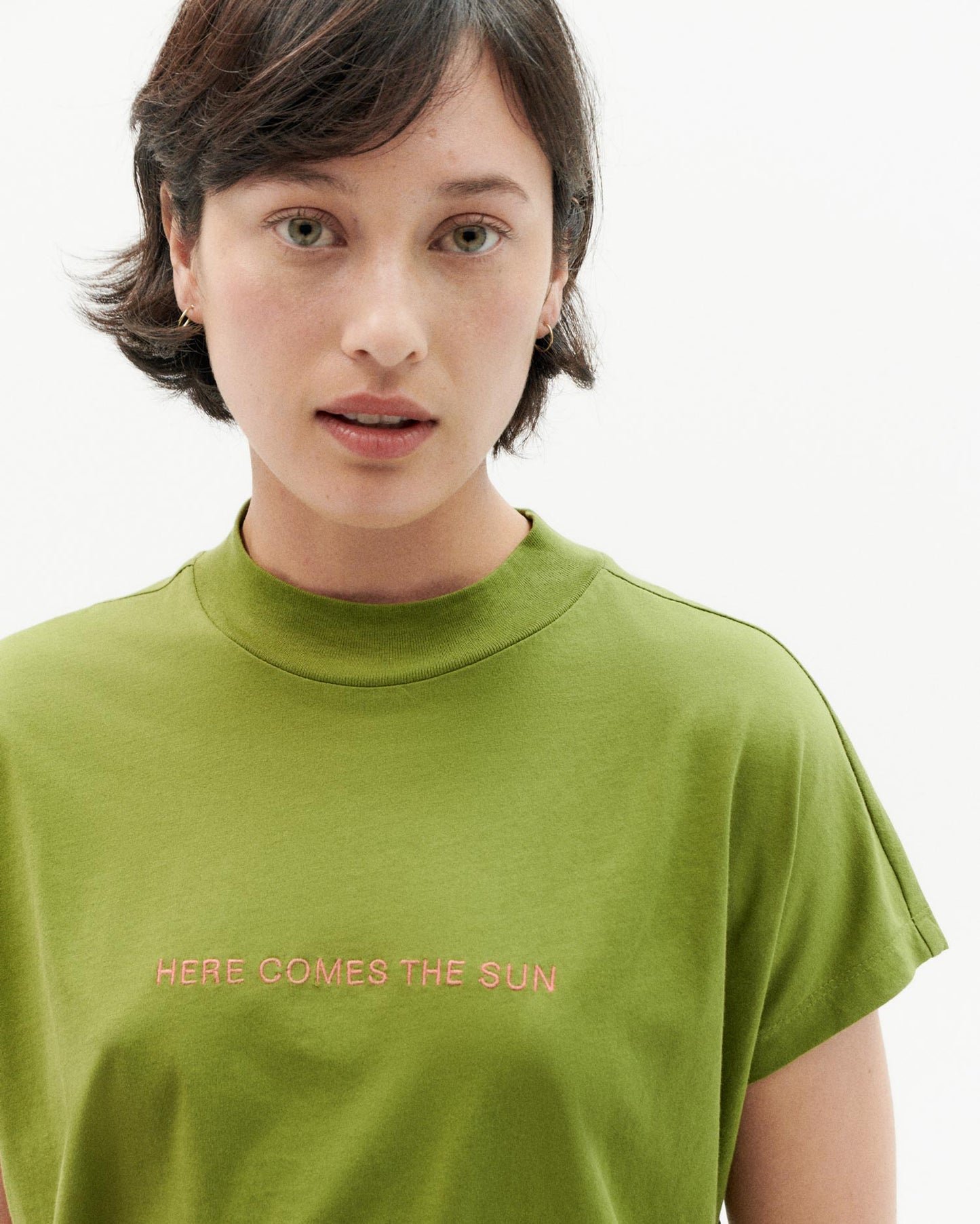 T-shirt brodé en coton bio | Vert "here comes the sun parrot t-shirt"