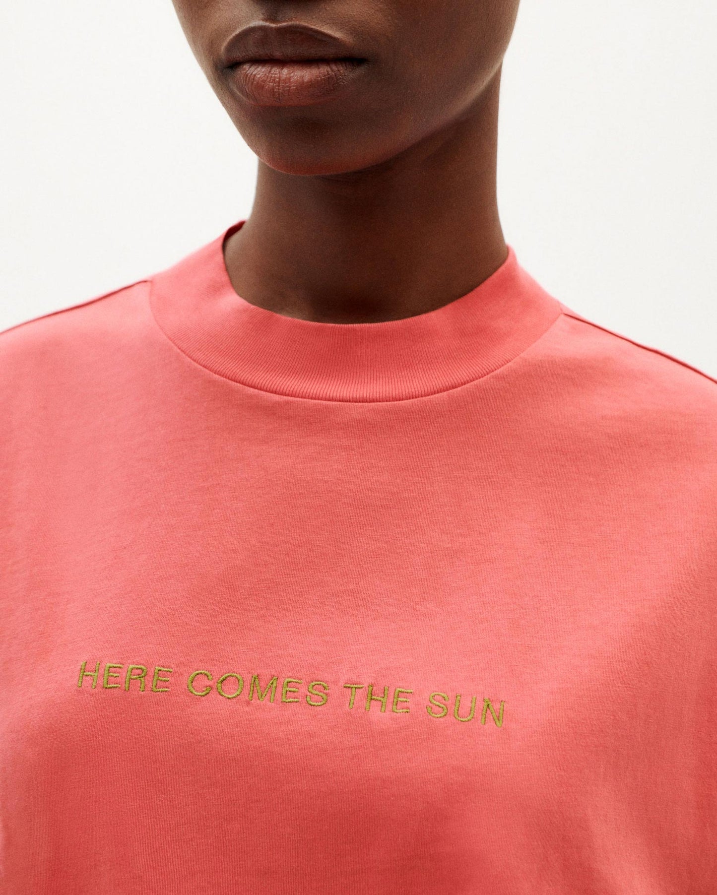T-shirt brodé en coton bio | Rose "here comes the sun pink t-shirt"