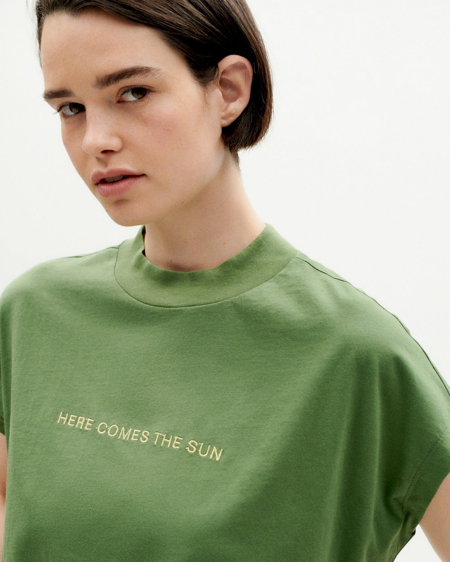 T-shirt brodé en coton bio | Vert "heres comes the sun cactus t-shirt"
