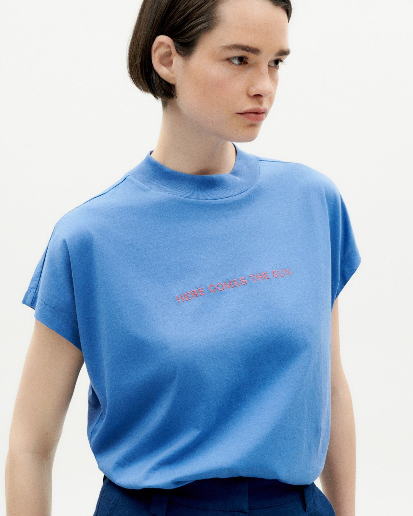 T-shirt brodé en coton bio | Bleu "heres comes the sun heritage blue t-shirt"