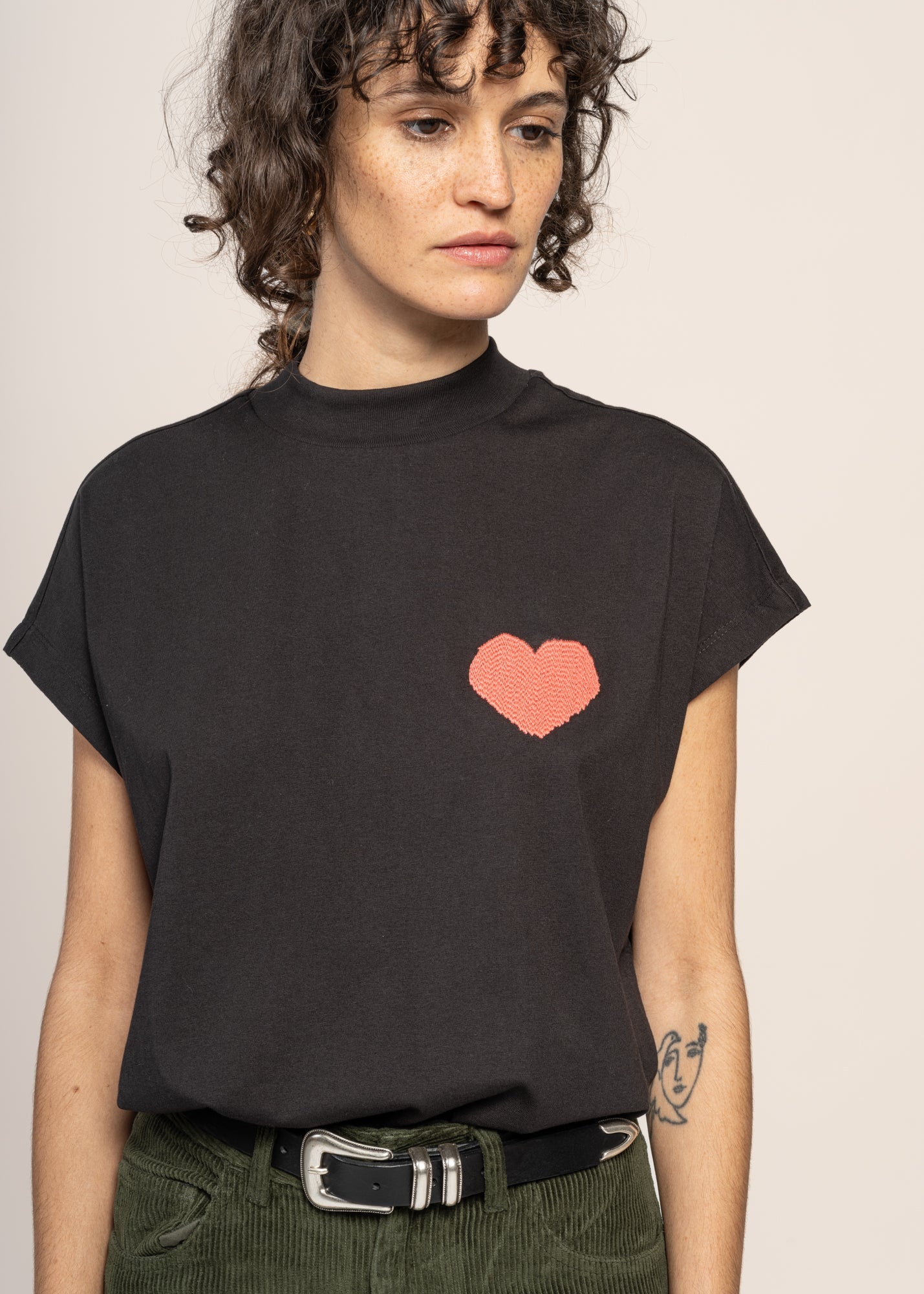 T-shirt en coton bio | noir "heart volta t-shirt - black"