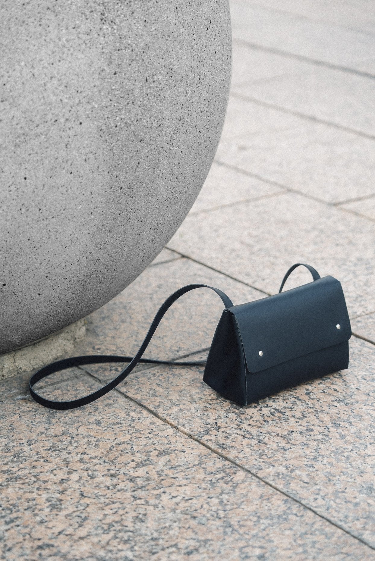Sac noir en cuir recyclé - triangle bucket