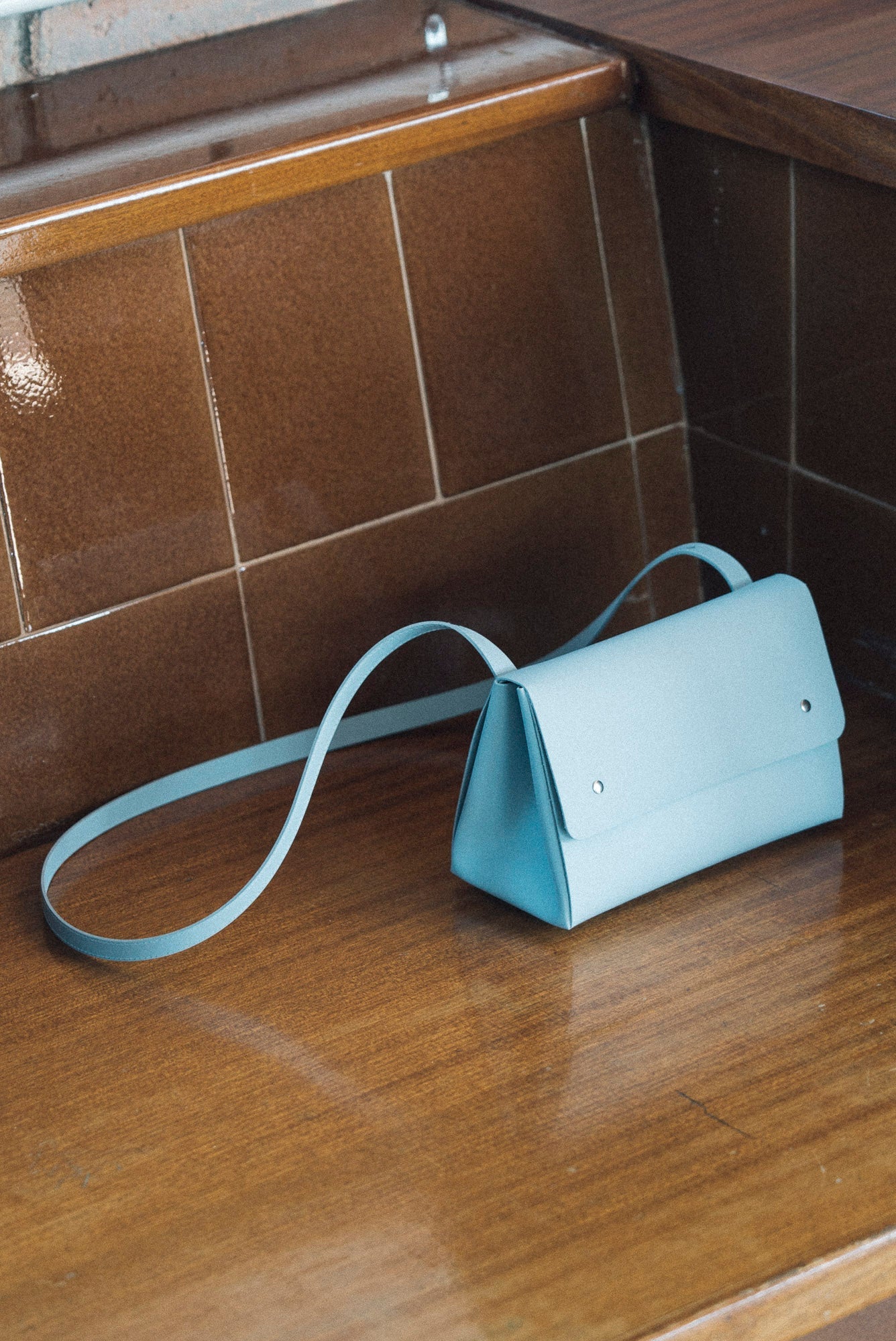 Sac bleu ciel en cuir recyclé - triangle bucket