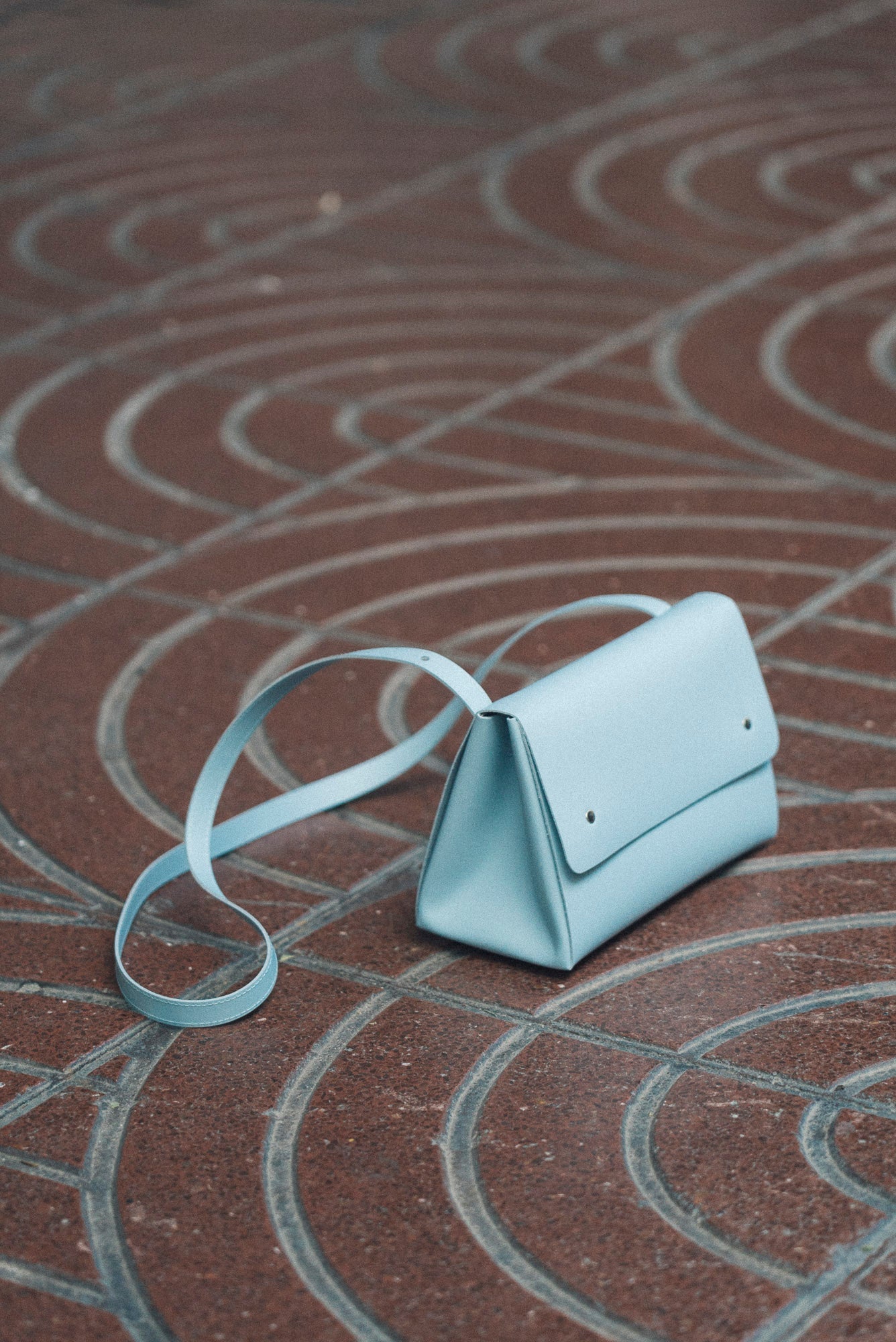 Sac bleu ciel en cuir recyclé - triangle bucket