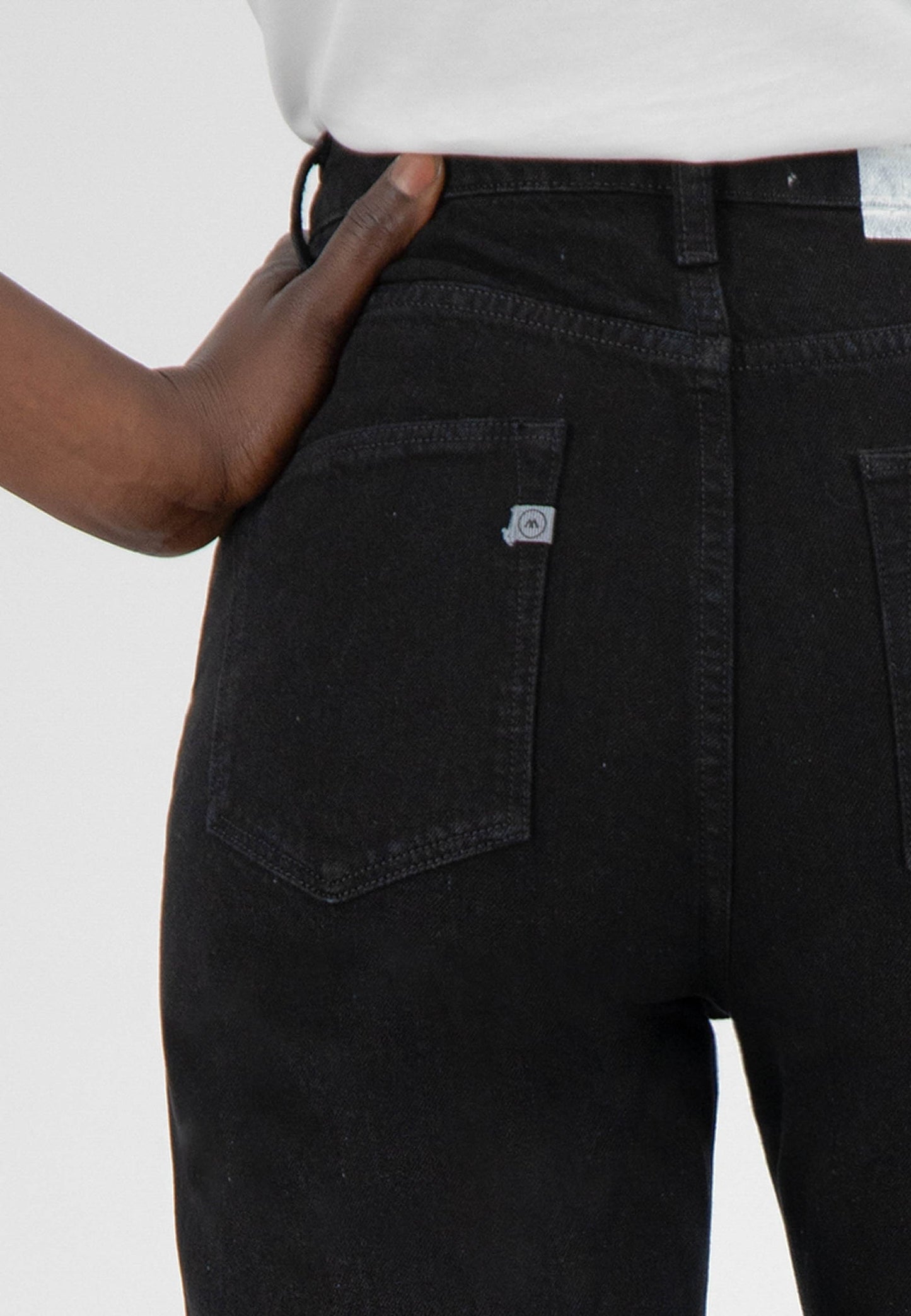 Jean droit en coton bio et coton recyclé | noir "Relax Rose dip black"