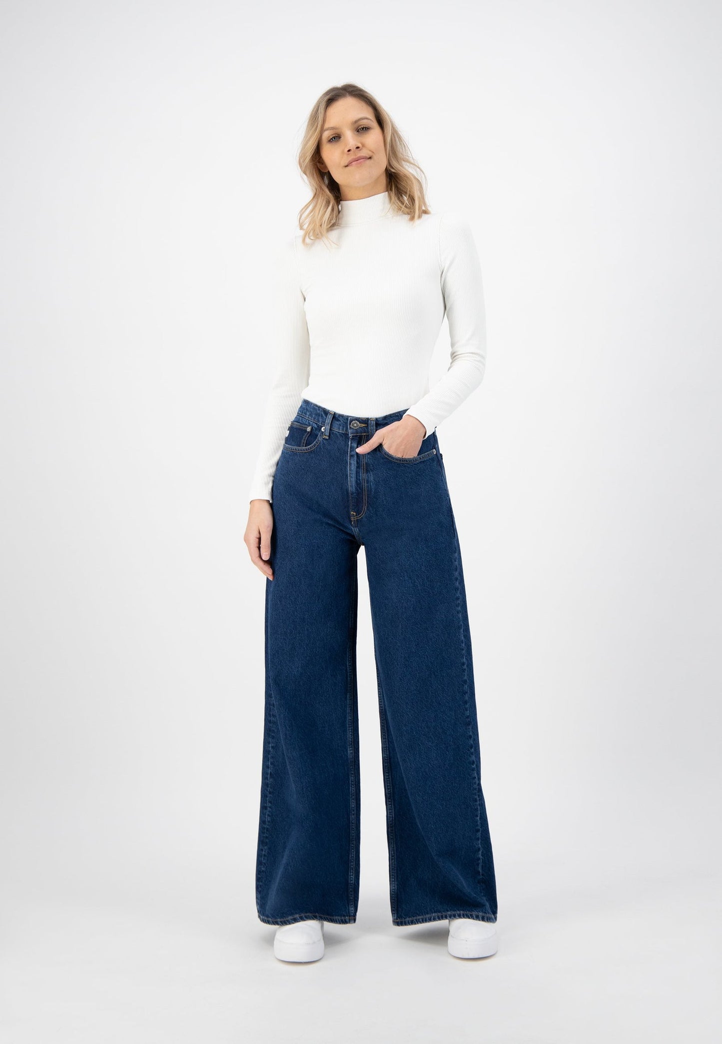 Jean ample en coton bio et recyclé | bleu foncé "Wyde Sara Stone Indigo"