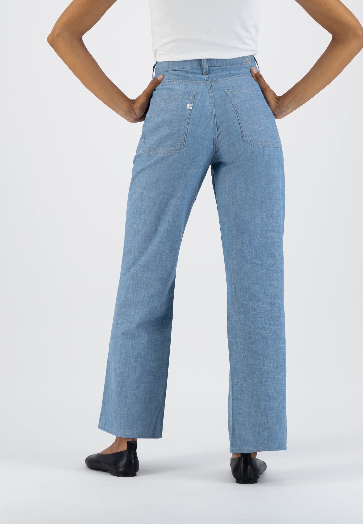 Pantalon ample bleu clair en coton bio upcyclé - Wyde Sara Summer Rinse