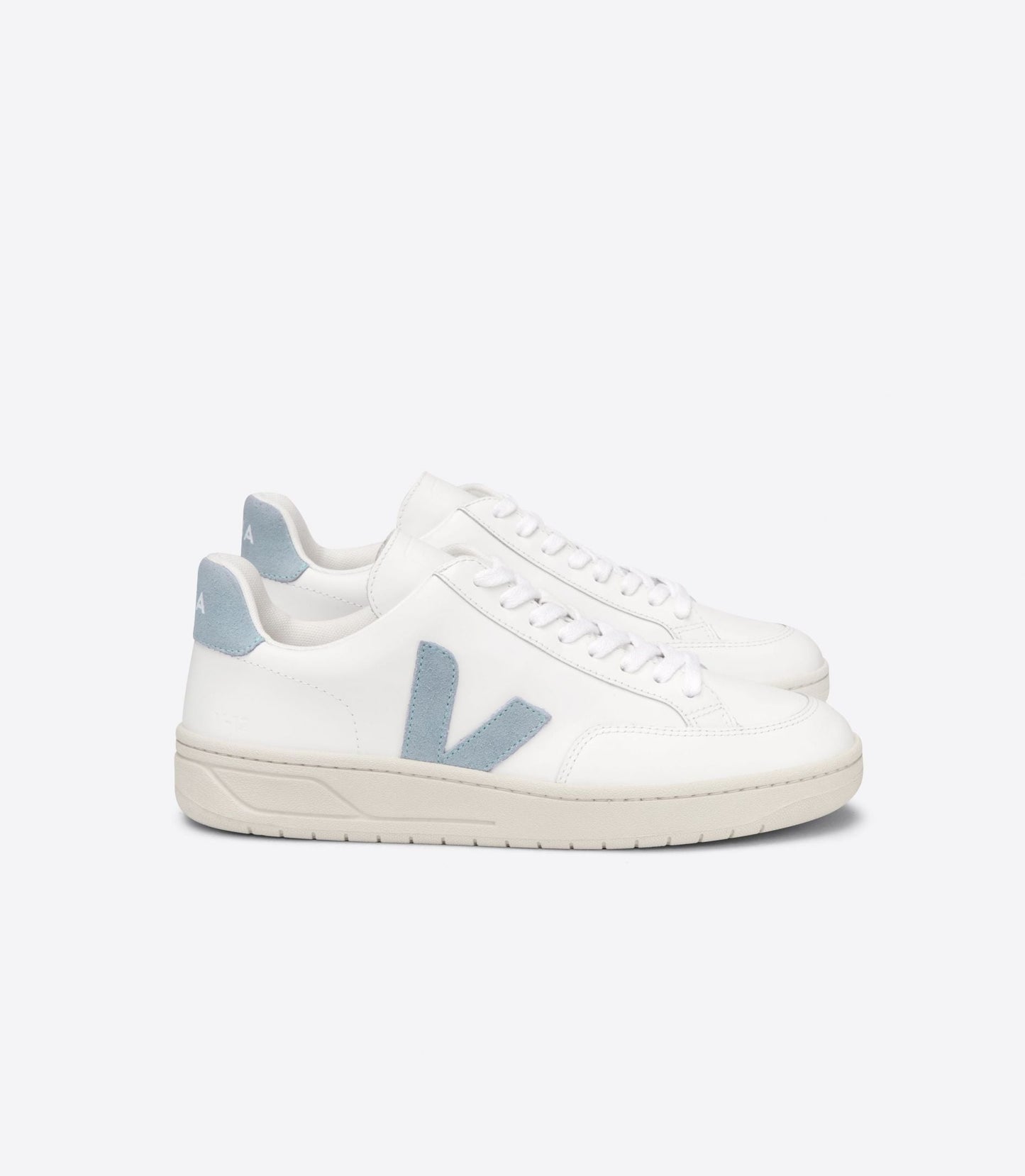 Baskets basses en cuir et suède certifié | blanc et bleu "v-12 leather extra white steel"