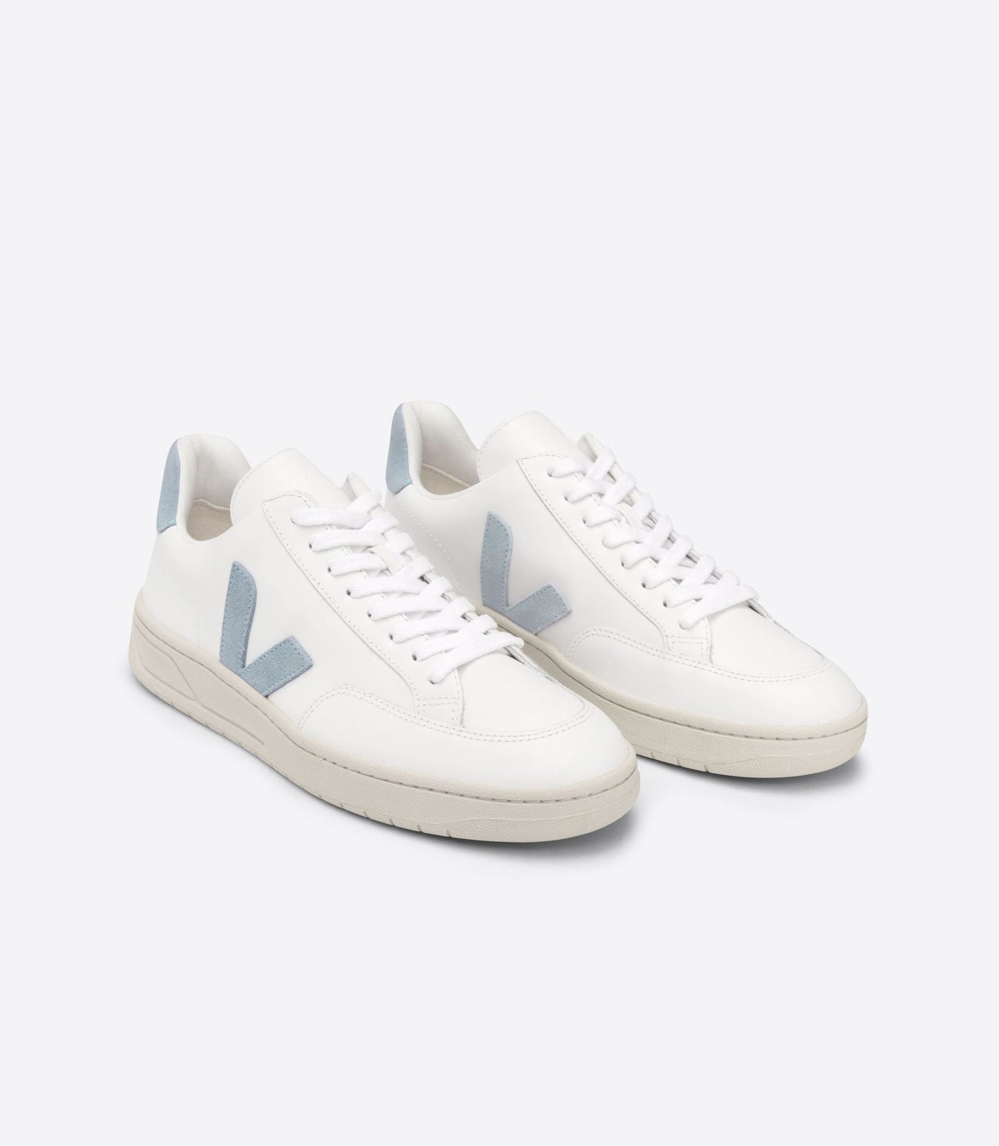 Baskets basses en cuir et suède certifié | blanc et bleu "v-12 leather extra white steel"