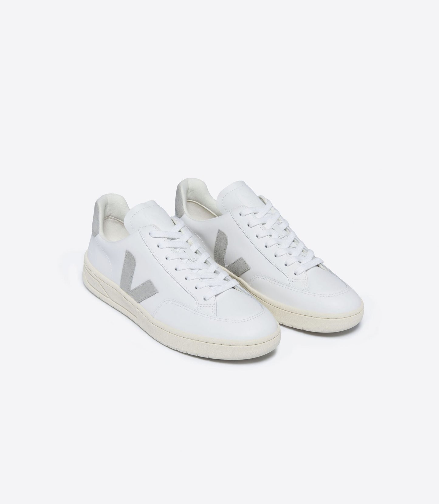 Baskets en cuir et suède certifié | blanc et gris "v-12 leather extra white light grey"