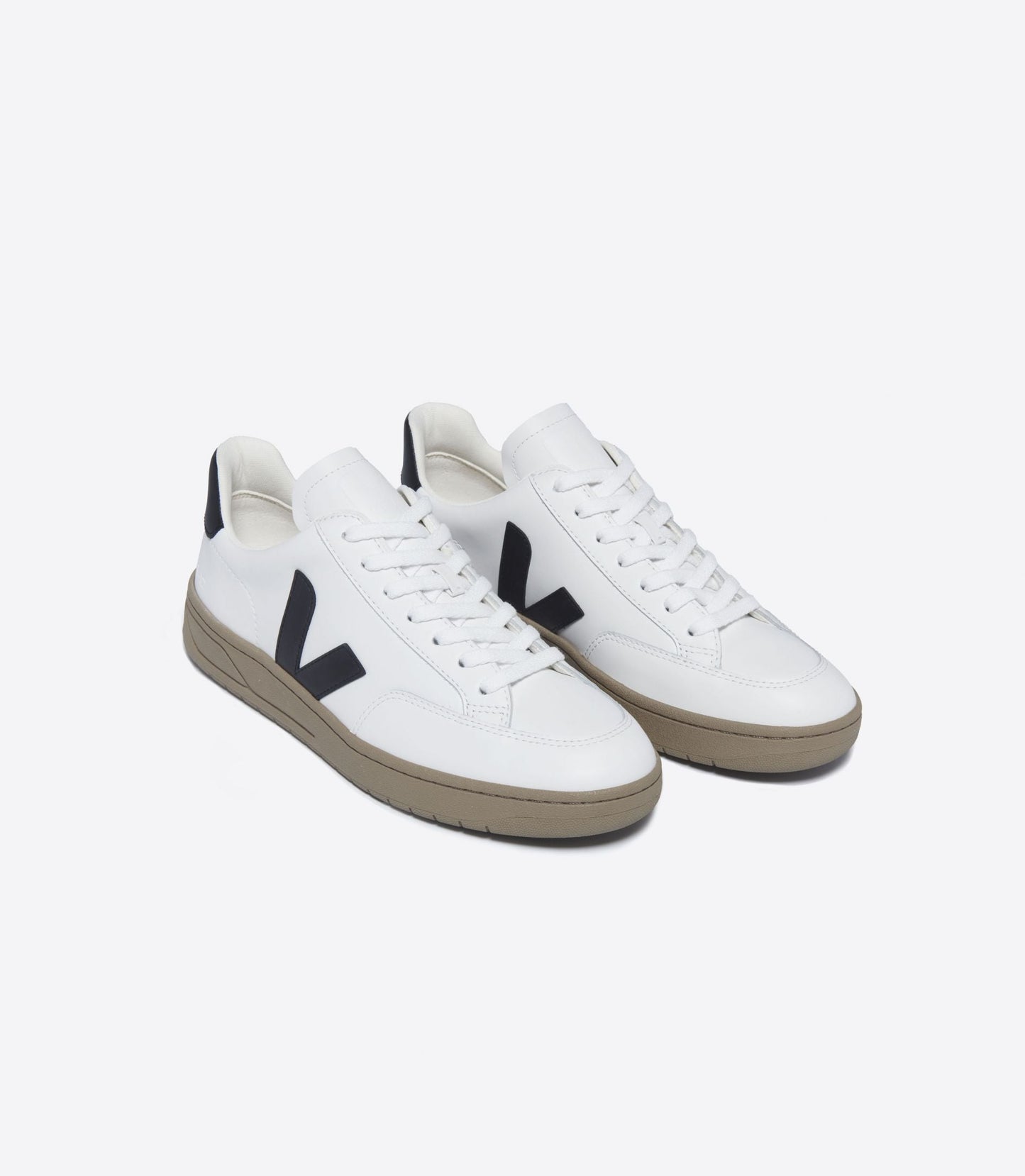 Baskets en cuir et suède certifié | blanc et noir "v-12 leather extra white black dune"