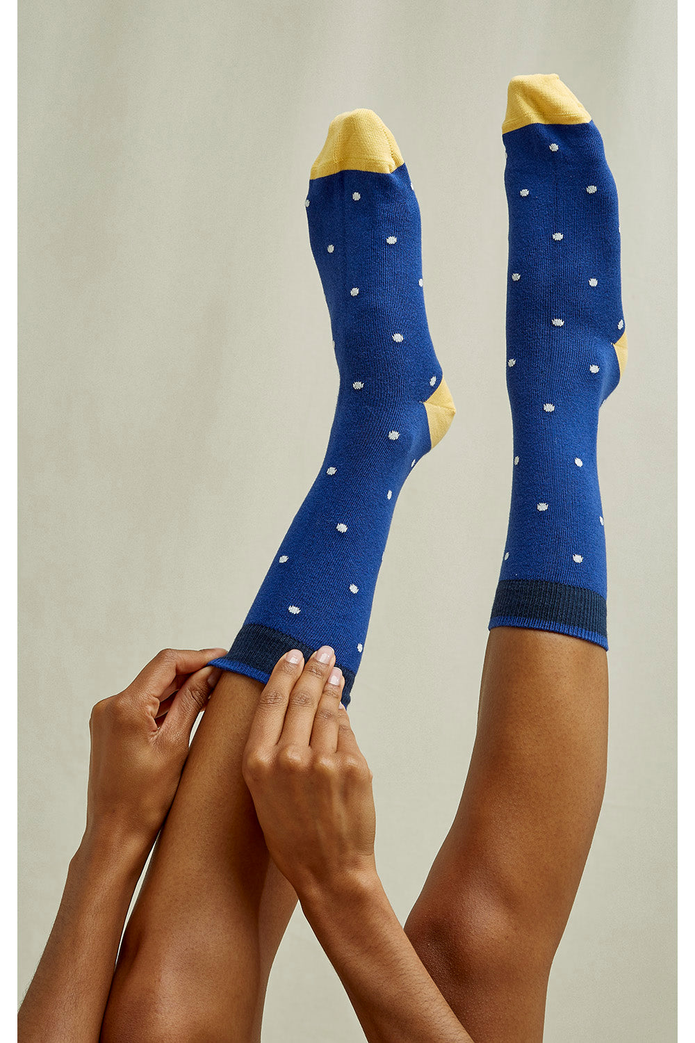 Chaussettes hautes bleues à pois en coton bio