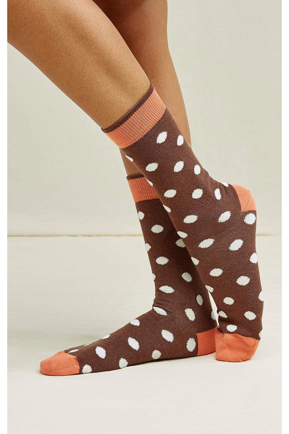 Chaussettes hautes marron à pois en coton bio