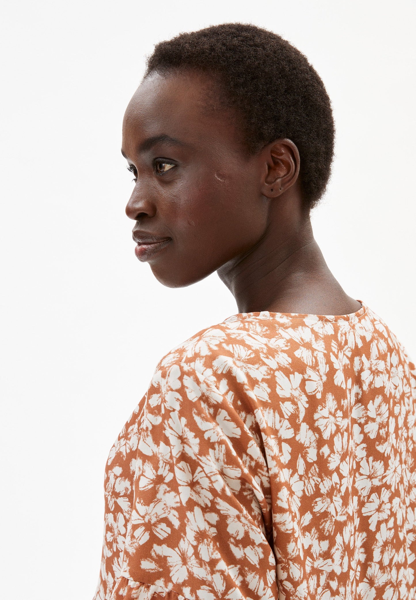 Robe courte marron fleurie en lenzing - AAINO STRAW FLOWER