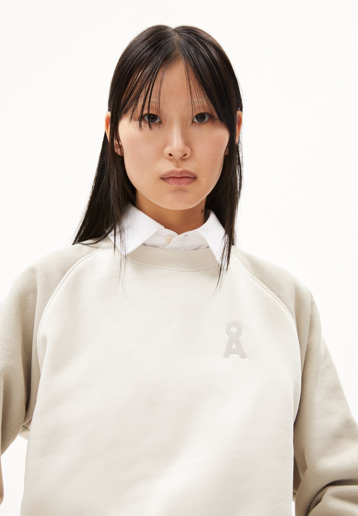 Sweat avec logo brodé en coton bio | Écru "aally gal colorblock sand stone-undyed"