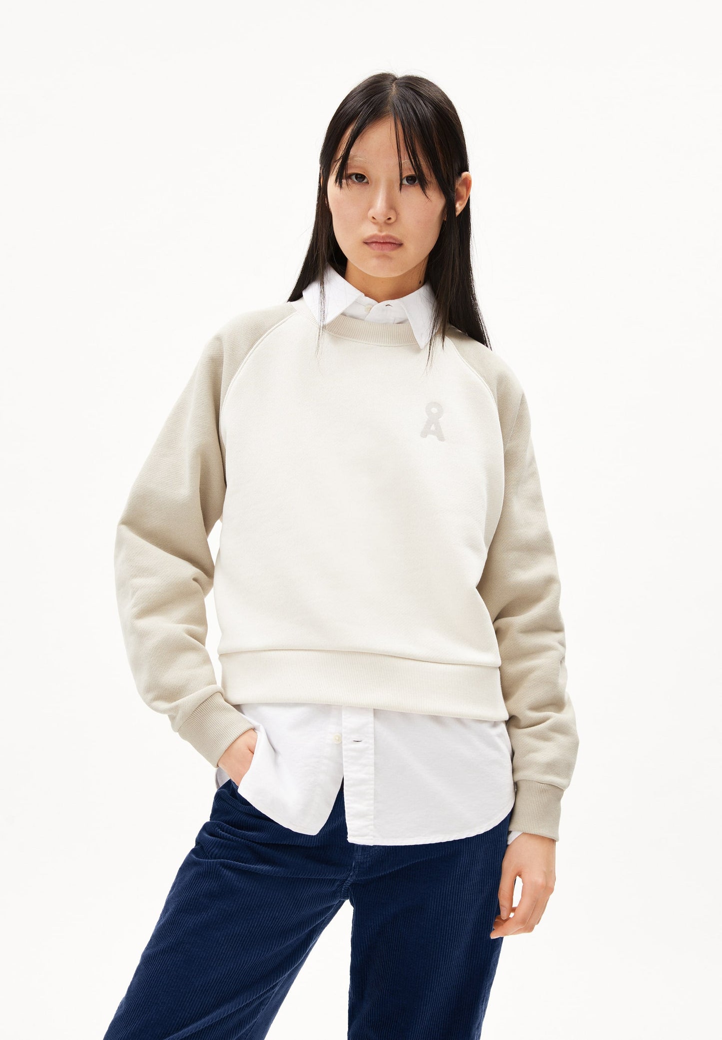 Sweat avec logo brodé en coton bio | Écru "aally gal colorblock sand stone-undyed"