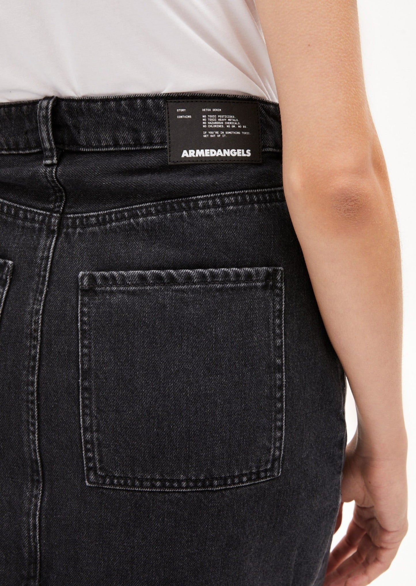 Jupe en jean noire en coton bio - aavenia washed down black
