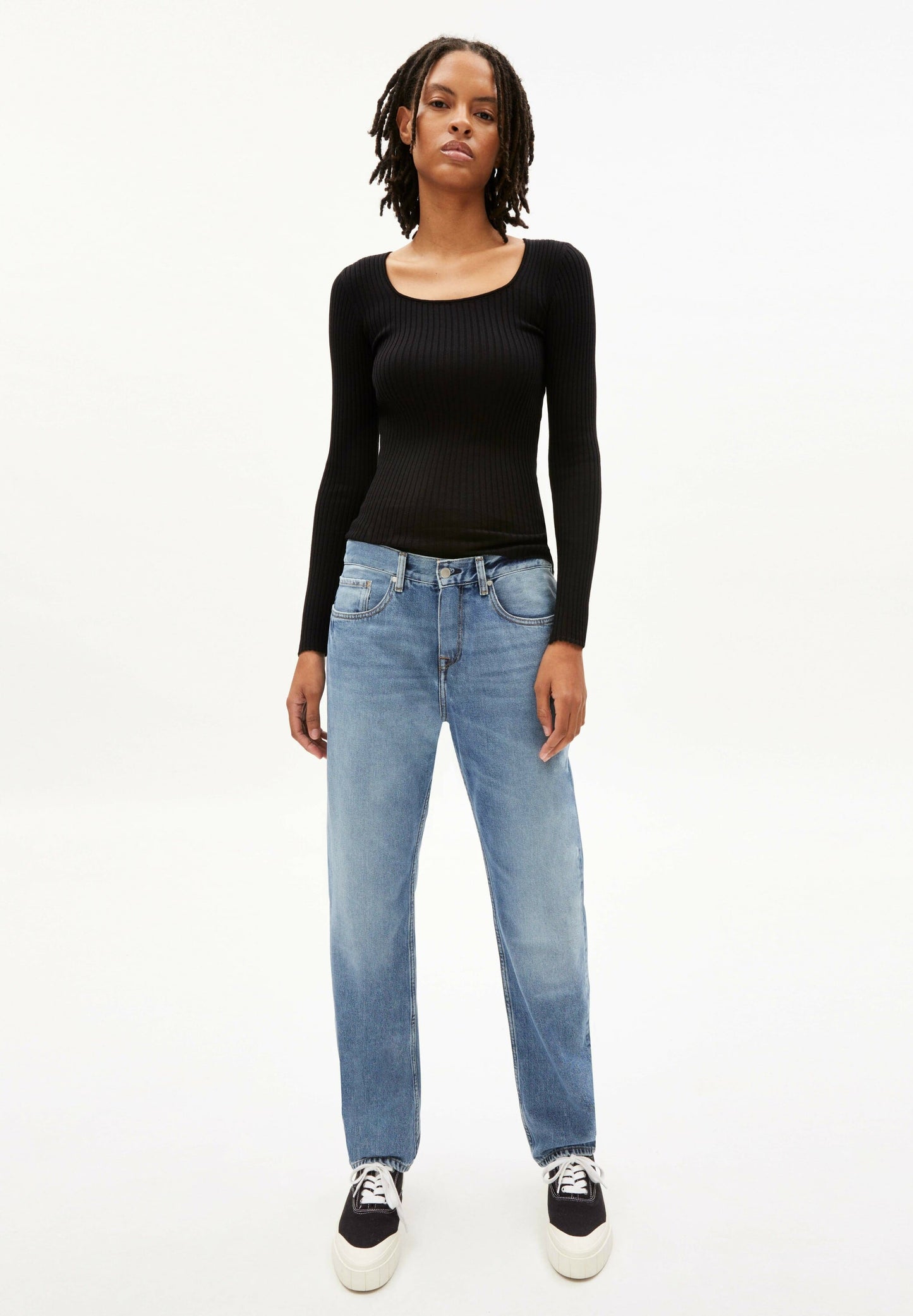 Top côtelé noir en coton bio - alaania crewneck black
