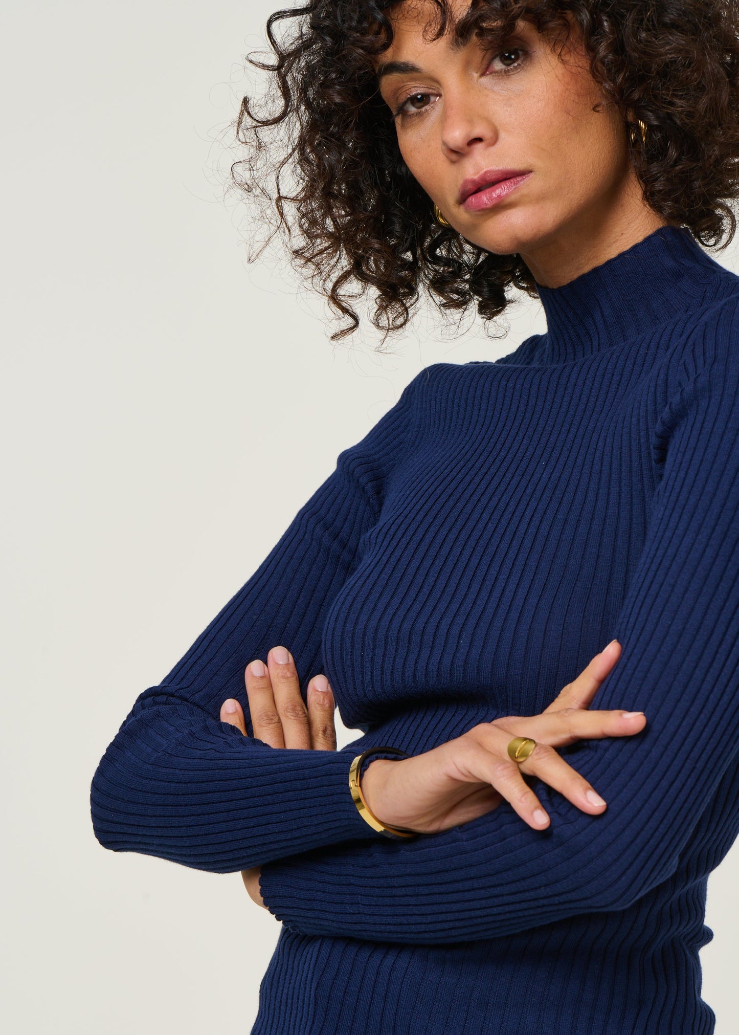 Sous-pull côtelé en coton biologique | bleu "alaania - tinted navy"
