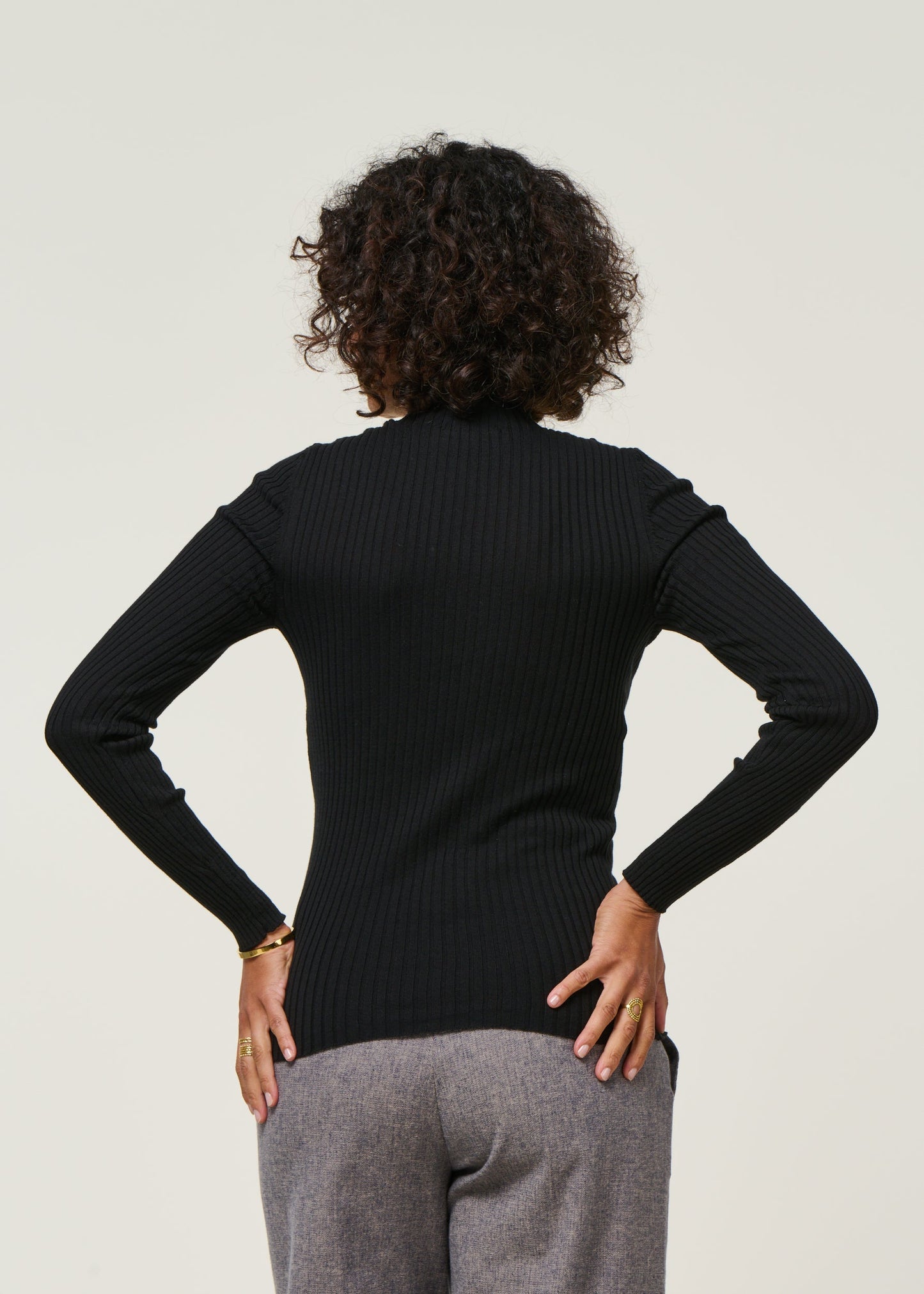 Sous-pull côtelé en coton bio | noir "alaania black"