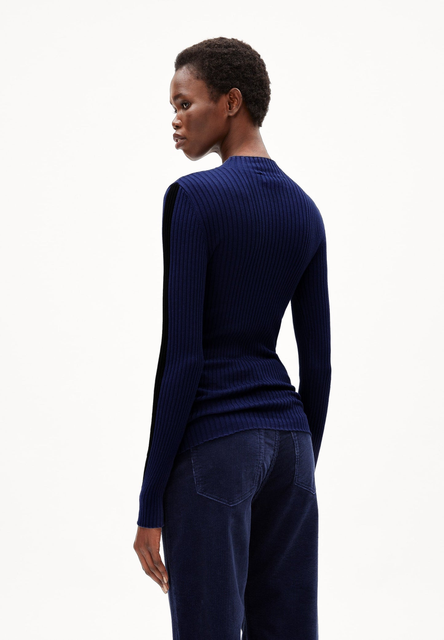Pull côtelé bicolore en coton bio | marine "alaania club stripe deep sea blue"