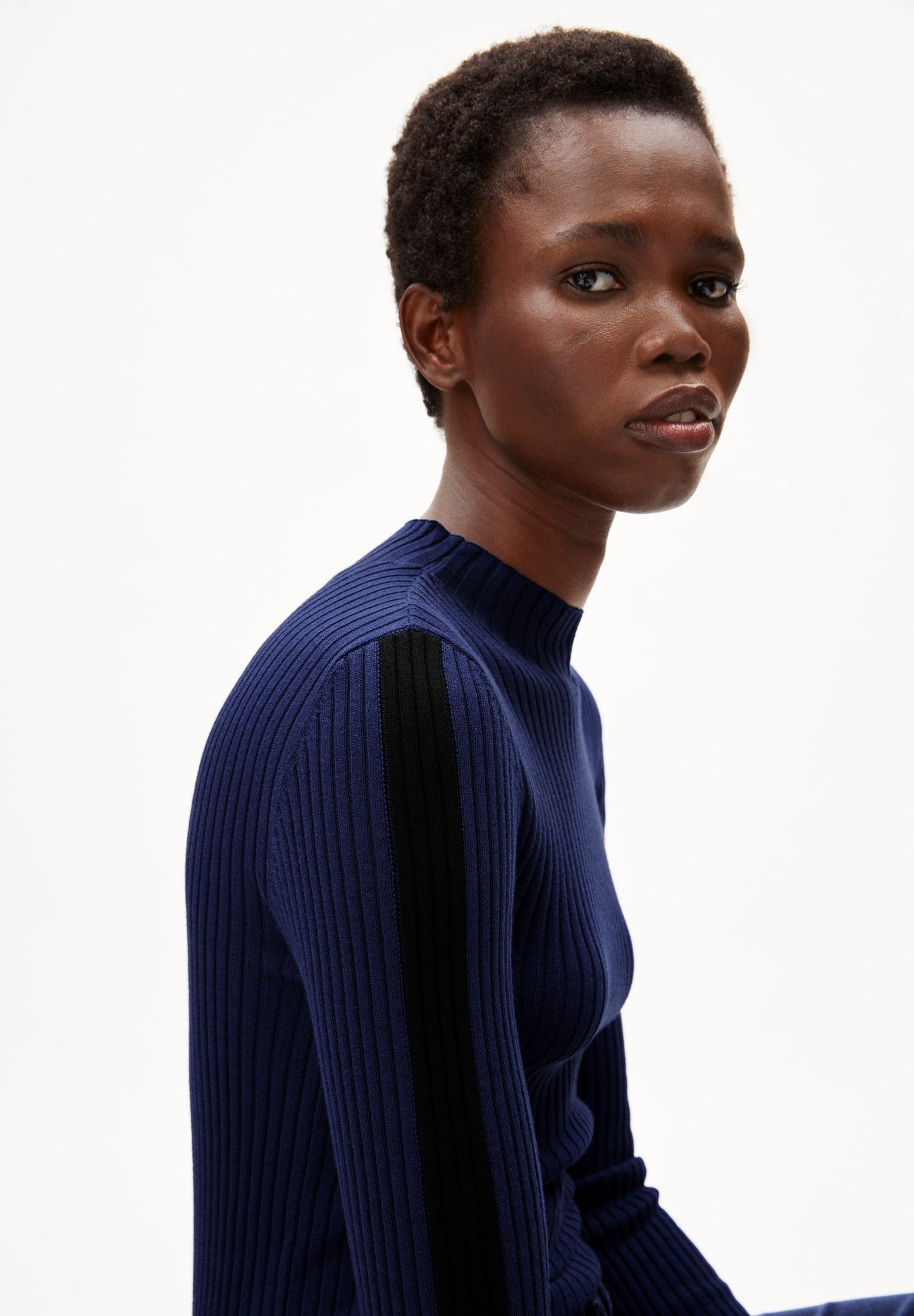 Pull côtelé bicolore en coton bio | marine "alaania club stripe deep sea blue"