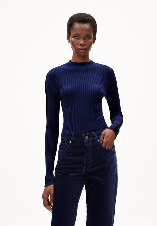 Pull côtelé bicolore en coton bio | marine "alaania club stripe deep sea blue"