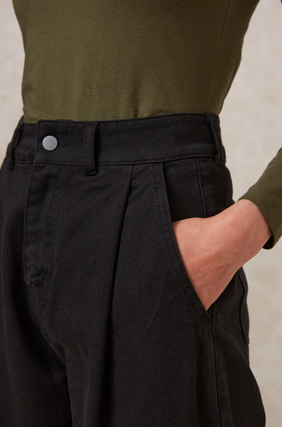Jean ample fuselé noir en coton bio - alexis tapered trousers black