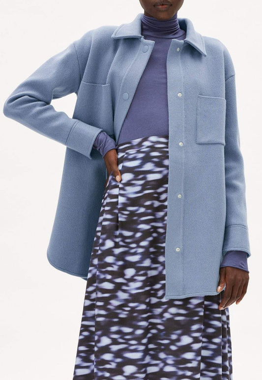 Veste molletonnée bleu ciel en coton et laine bio - almaraa light shadow blue